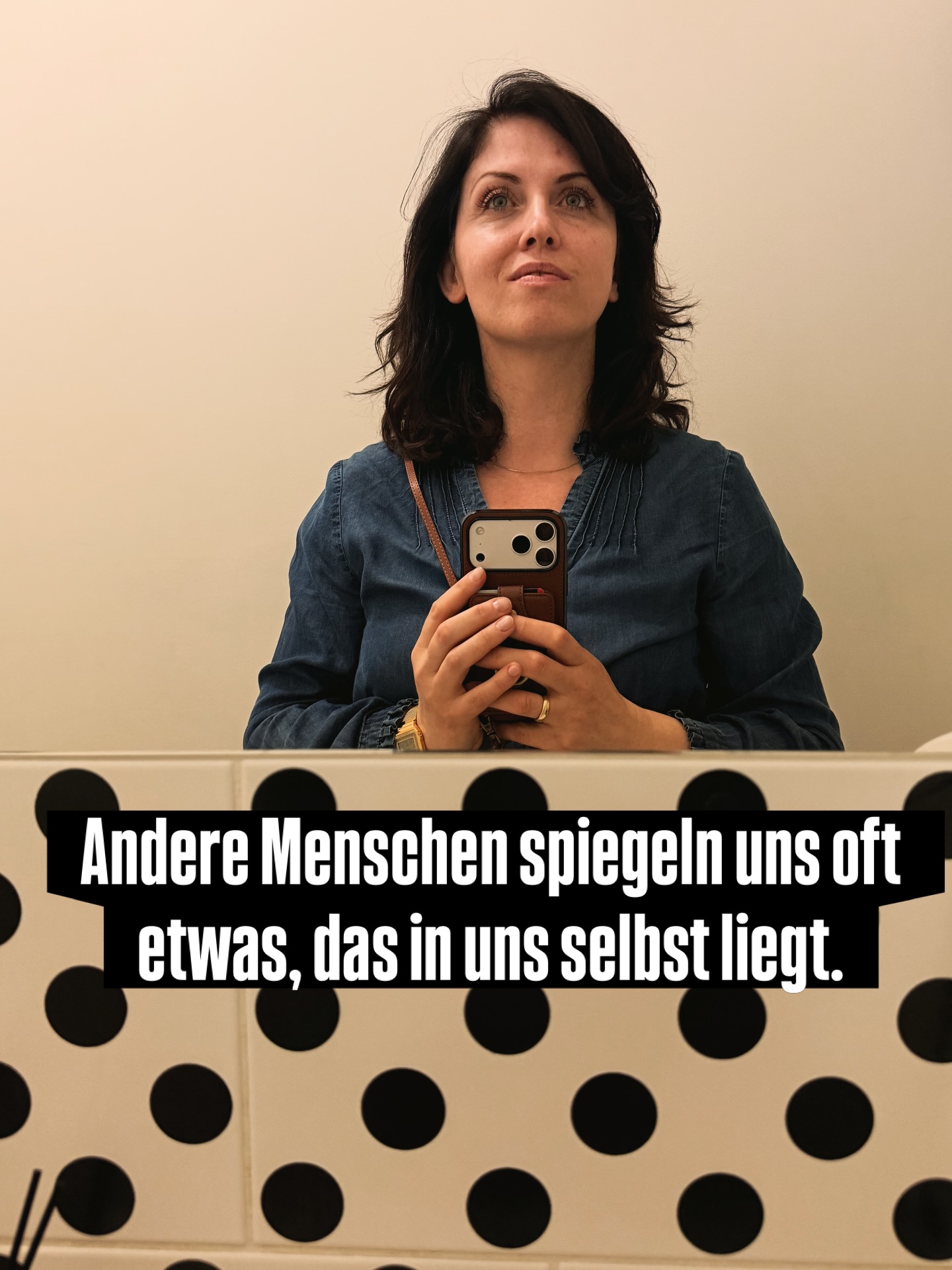 Manchmal begegnen uns Menschen, die in uns etwas auslösen. Es kann ein Gefühl, eine Reaktion, vielleicht Ärger, vielleicht Bewunderung, vielleicht auch etwas, das wir gar nicht so genau benennen können.
Und oft schauen wir dann nach außen und denken, es liegt an der anderen Person.
Aber wenn wir genauer hinschauen, sind andere Menschen ganz oft wie ein Spiegel für uns.
Gerade das, was uns triggert, hat oft mit alten Wunden zu tun.
Mit Erfahrungen, die wir gemacht haben, mit Mustern, die sich irgendwann entwickelt haben, und mit Anteilen in uns, die wir vielleicht lange nicht sehen wollten.
Man kann sagen, ein Trigger ist nicht das Problem im Außen,
sondern ein Hinweis darauf, dass in dir etwas berührt wurde, das schon länger da ist.
Und genau diese Anteile zeigen sich dann oft über andere Menschen.
Das können auch Eigenschaften sein, die wir an uns selbst ablehnen oder gelernt haben zu unterdrücken.
Aber genauso auch Dinge, die wir bewundern.
Stärke, Klarheit, Mut, Ausdruck…
Vielleicht die Seiten in uns, die wir selbst noch nicht leben oder uns nicht erlauben zu zeigen.
Wenn man das einmal für sich erkennt, verändert sich der Blick auf andere Menschen.
Plötzlich geht es weniger darum, wer etwas falsch macht,
und mehr darum zu verstehen, was in mir gerade berührt wird.
Eine schöne, wahre Möglichkeit, sich selbst besser kennenzulernen, die eigenen Wunden, Muster, Blockaden zu erkennen und einen neuen Umgang damit zu finden.
Wenn du das Gefühl hast, dass dich bestimmte Reaktionen oder Begegnungen immer wieder begleiten
und du tiefer hinschauen möchtest, dann melde dich gerne bei mir.🤍
Deine Beata
Hypnose / Regression/ Inneres Kind/ Transgenerationale Muster
#hypnosecoaching #trigger #blockadenlösen