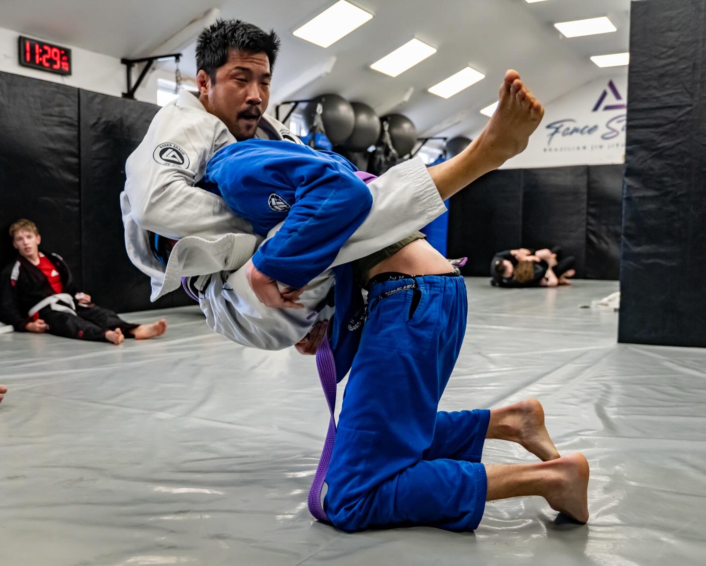 “Stay calm under pressure.”
It sounds simple, but it’s one of the hardest things to learn.
When you’re stuck underneath someone, when you’re tired, when everything feels fast and chaotic — your instinct is to panic. To rush. To force something that isn’t there.
That’s where most people go wrong.
Progress in training comes from learning to slow things down. To breathe. To think clearly, even when it’s uncomfortable.
The more time you spend in those situations, the more you realise you can handle them. What once felt overwhelming becomes manageable. What felt impossible starts to make sense.
That’s not just a skill for training.
That carries over into everything.
Calm mind. Better decisions. Better results.
📸 @bro_where_photo
#bjj #brazilianjiujitsu #jiujitsu #baldock #herfordshire