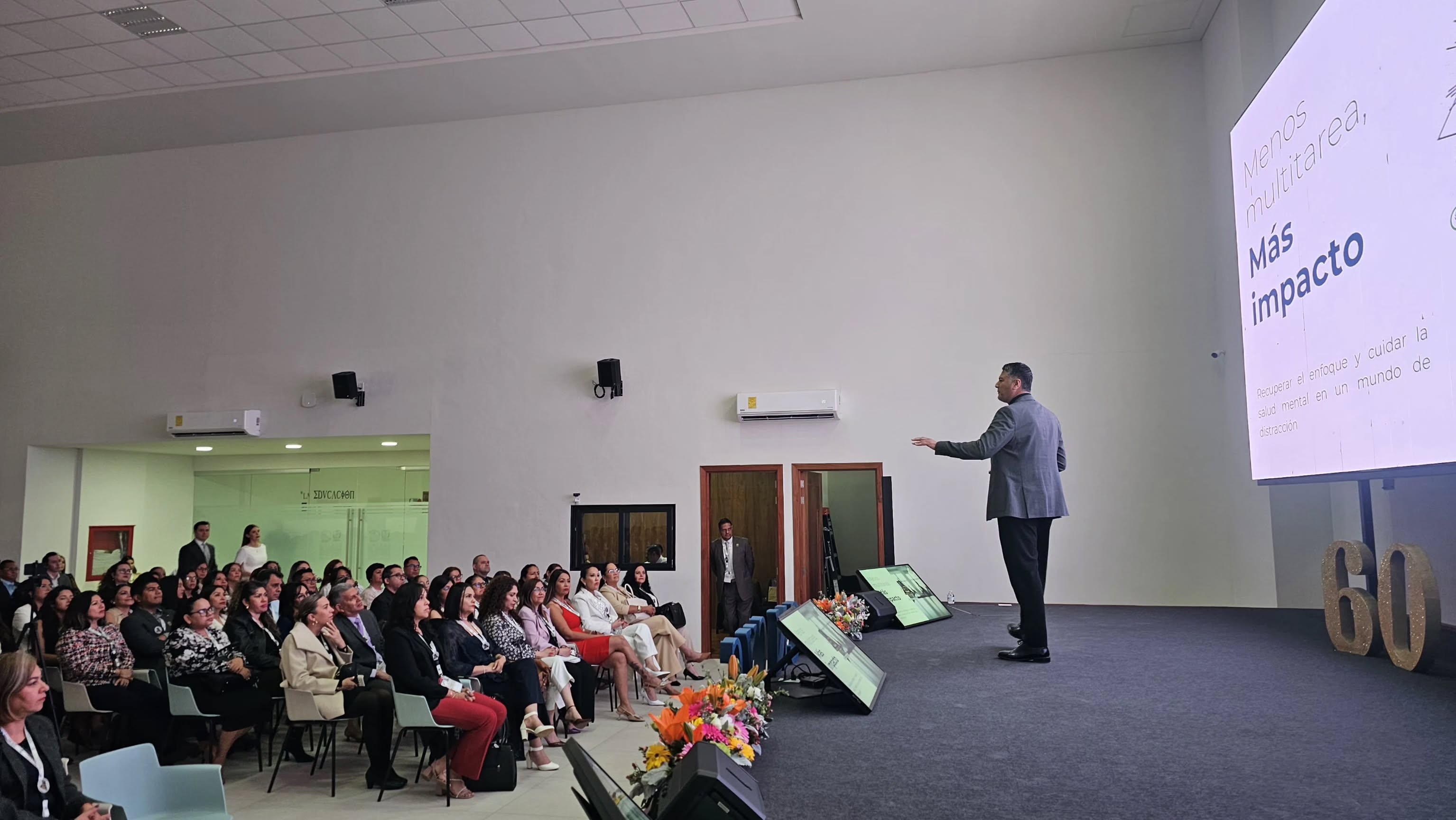 Arrancamos con la conferencia: “Menos multitarea, más impacto”, impartida por el Lic. Irakzue Sauri Denis.
Una invitación a replantear la forma en que trabajamos: enfocarnos mejor, priorizar lo importante y generar resultados con mayor impacto.