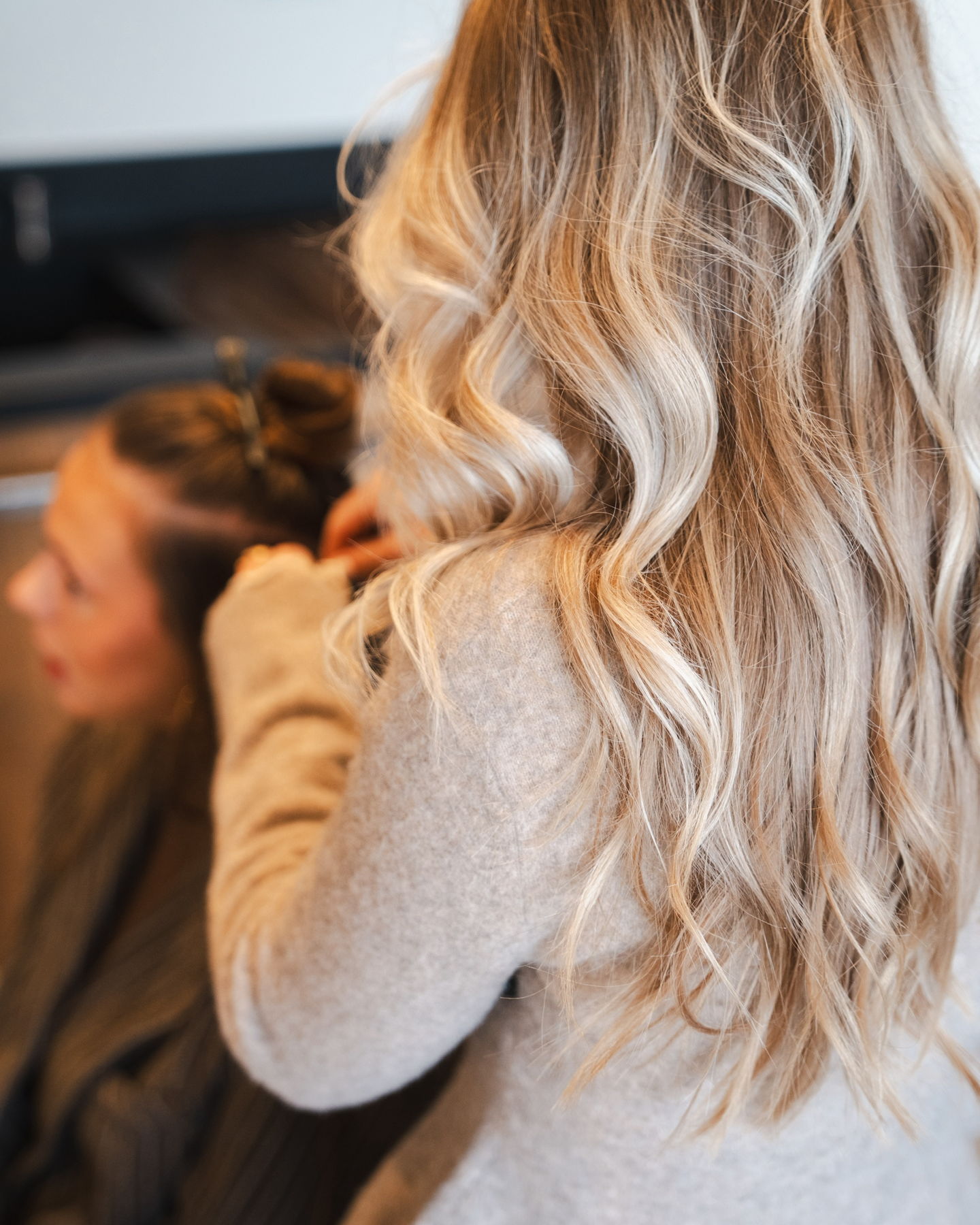 Goed onderhoud = langer plezier van je extensions én beter voor je eigen haar. Een little reminder voor iedereen met extensions ✨
Wist je dat het super belangrijk is om je extensions op tijd te laten ophogen? 💁♀️
Gemiddeld is dat om de 6 weken voor het mooiste en gezondste resultaat.
Ga je er netjes mee om? Dan kun je het soms zelfs rekken naar 7 à 8 weken.
Liefs Vall 😘