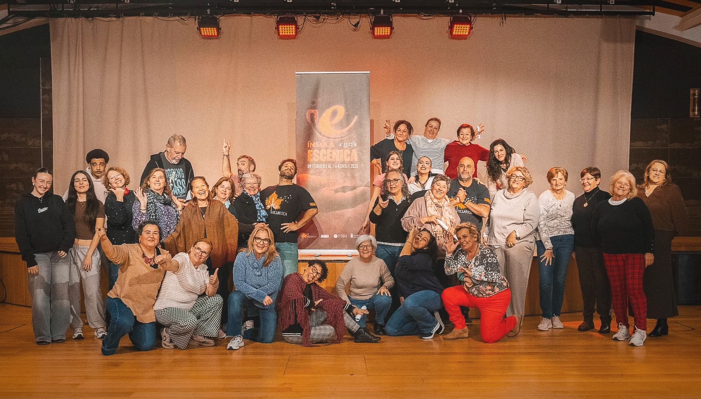 ¡GRACIAS! ✨
El cierre de “Teatro y comunidad”, en esta IV edición de #ÍnsulaEscénica no es un final, es una celebración de todo lo que hemos vivido.
En la Sala de Cámara del Teatro Leal, hemos compartido mucho más que una actividad: ha sido un proceso lleno de experiencias, encuentros y momentos especiales en la zona nordeste y centro de La Laguna.
El teatro se ha convertido en un punto de encuentro donde personas de distintas edades han compartido historias, recuerdos y formas de ver la vida 🫂
Personas mayores, estudiantes y vecinos han creado juntos un espacio común desde la escucha y la participación.
A través de juegos teatrales, talleres y momentos de humor, también hemos reflexionado sobre la realidad y cómo podemos verla de otra manera♥️
Lo que ha nacido aquí no son solo escenas, sino conexiones entre personas. No solo teatro, sino comunidad.
“Teatro y comunidad” ha sido una forma de dar voz a la gente del lugar y de crear nuevas formas de compartir y estar juntos.
Porque esto no termina aquí…
Es solo el comienzo.
Gracias, por la participación y el compromiso a: IES antonio Gonzalez, IES Cabrera Pinto, IES La Laboral, al Centro de mayores Atalaya y San Deigo, y a la ciudadanía en general, de diferentes edades😍♥️
Colaboran:
@lalagunacultura
@adrian.del.castillo
@lalagunaayto
@teatroleallalaguna