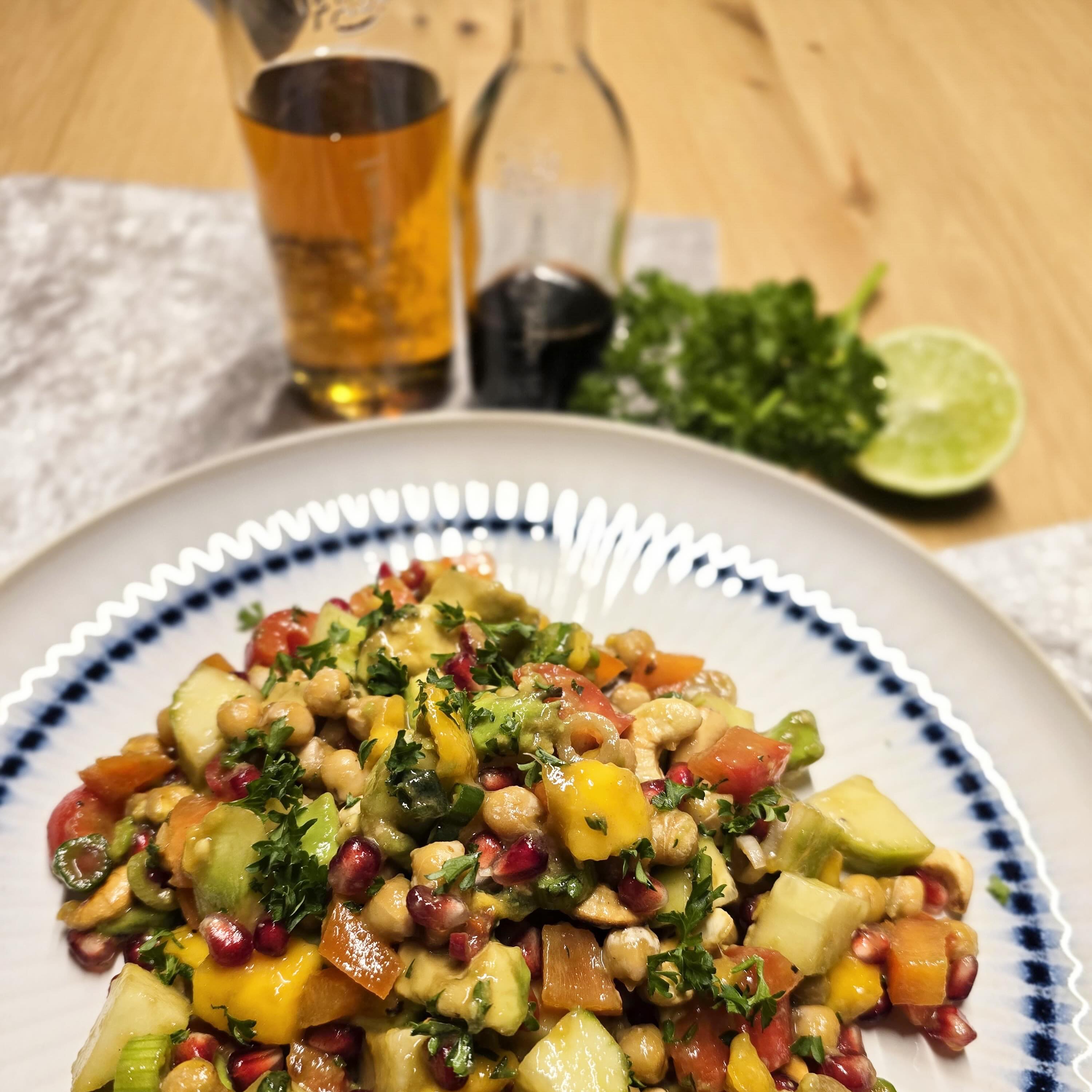 Sunshine Salad mit Himbeer-Twist & Chili-Kick
Unsere neuste, eigene Salat-Kreation – süss, spicy und unglaublich lecker.
Kichererbsen treffen auf Mango & Granatapfel, dazu dieses Dressing mit Sesam-Ingwer-Öl und einem Hauch Himbeere.
Wer hätte gedacht, dass so eine Versuchs-Kombi sooo gut schmeckt 🫶🏻
Zutaten für 4 Personen:
1 Dose Kichererbsen (ca. 480 g Abtropfgewicht)
1 Mango
1 Granatapfel
1 Gurke
1 Paprika
1 Avocado
2 Frühlingszwiebeln
1-2 Chili
Etwas frische Petersilie, gehackt
1 Handvoll Cashewnüsse
Fürs Dressing:
3 EL Sesam-Ingwer-Öl (@vom.fass zug)*
5-6 EL Himbeeressig (@vom.fass zug)*
1–2 EL Sojasauce
½ - 1 TL Limettensaft (für extra Frische)
Salz, Pfeffer
Zubereitung:
Die Gurke schälen, halbieren und in Stücke schneiden.
Die Mango schälen, die Paprika entkernen und beides in Würfel schneiden.
Avocado halbieren und in grobe Stücke schneiden.
Frühlingszwiebeln und Chili in feine Ringe schneiden.
Die Kerne vom Granatapfel herauslösen.
Fürs Dressing alle Zutaten in einer Schüssel gut verrühren und abschmecken.
Das Gemüse, Mango und Granatapfelkerne – sowie Petersilie - dazu geben und vermengen.
Die Cashewnüsse in einer Bratpfanne ohne Öl kurz anrösten. In einer kleinen Schüssel zur Seite stellen.
Nun die Kichererbsen abspülen, gut abtropfen lassen und ebenfalls kurz in derselben Pfanne anrösten → gibt mehr Geschmack.
Zum Schluss die Cashews und Kichererbsen unterheben und den Salat auf Tellern anrichten.
Der warm + kalt Mix macht diesen Salat ganz besonders lecker.
Probiert es aus.
En Guete !
* Werbung – selbst gekauft
#thekitchenwitches #salat #selbstgemacht #sweetandspicy #bestsaladever @vom.fass.zug