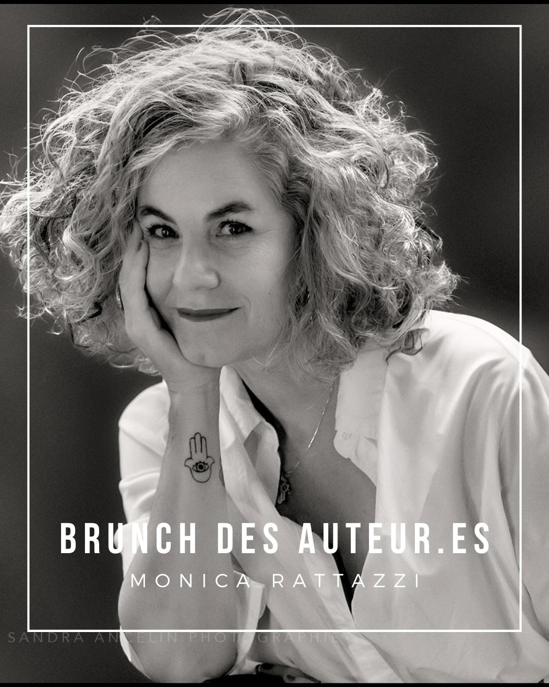 Jeudi dernier, 11 adhérent·es de La Scénaristerie ont eu la joie de rencontrer Monica Rattazzi à l’occasion d’un brunch autour de la diffusion de la série Rivages, coécrite avec Jonathan Rio.
Au fil de l’échange, Monica est revenue sur son parcours, sa formation au CEEA, ses débuts sur Demain nous appartient dont elle a lancé les 100 premiers épisodes avant d’évoquer son travail sur Rivages, à partir de l’idée originale de Jonathan Rio, et notamment son approche de la thématique du deuil.
La discussion a aussi porté sur la relation avec les producteurs et les diffuseurs... comment trouver sa place, se faire entendre et ne pas lâcher sur ce qui compte profondément dans un projet.
Merci à Monica Rattazzi pour la sincérité et la qualité de ce moment partagé !