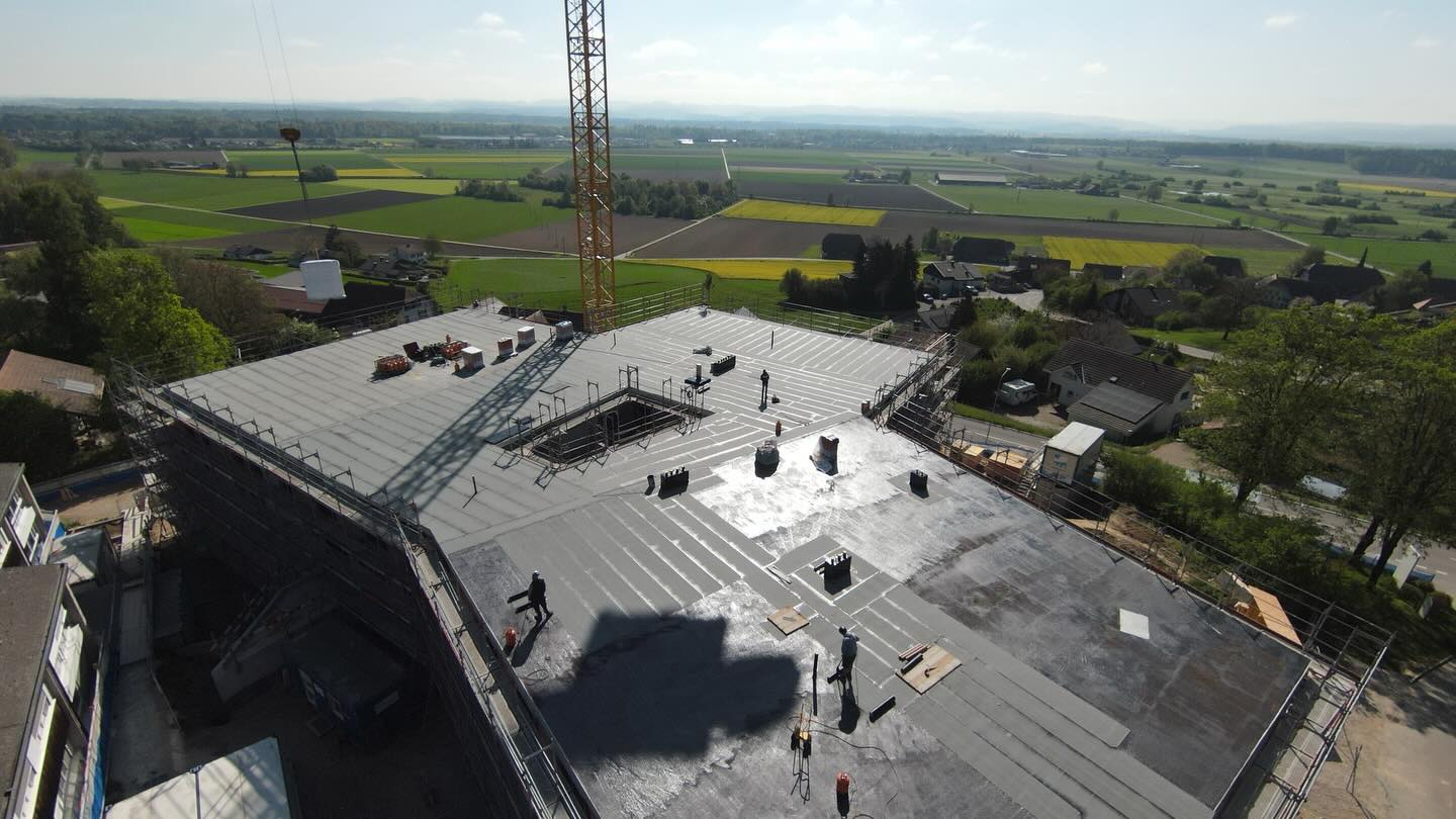 Neubau Kyburg 🏗️
Die Arbeiten am Flachdach sind gestartet – jetzt geht’s los mit den Abdichtungen. 💪
Wir freuen uns auf ein spannendes Projekt! 🙌
#flachdach #abdichtungen #neubau #kyburg #schneitterag