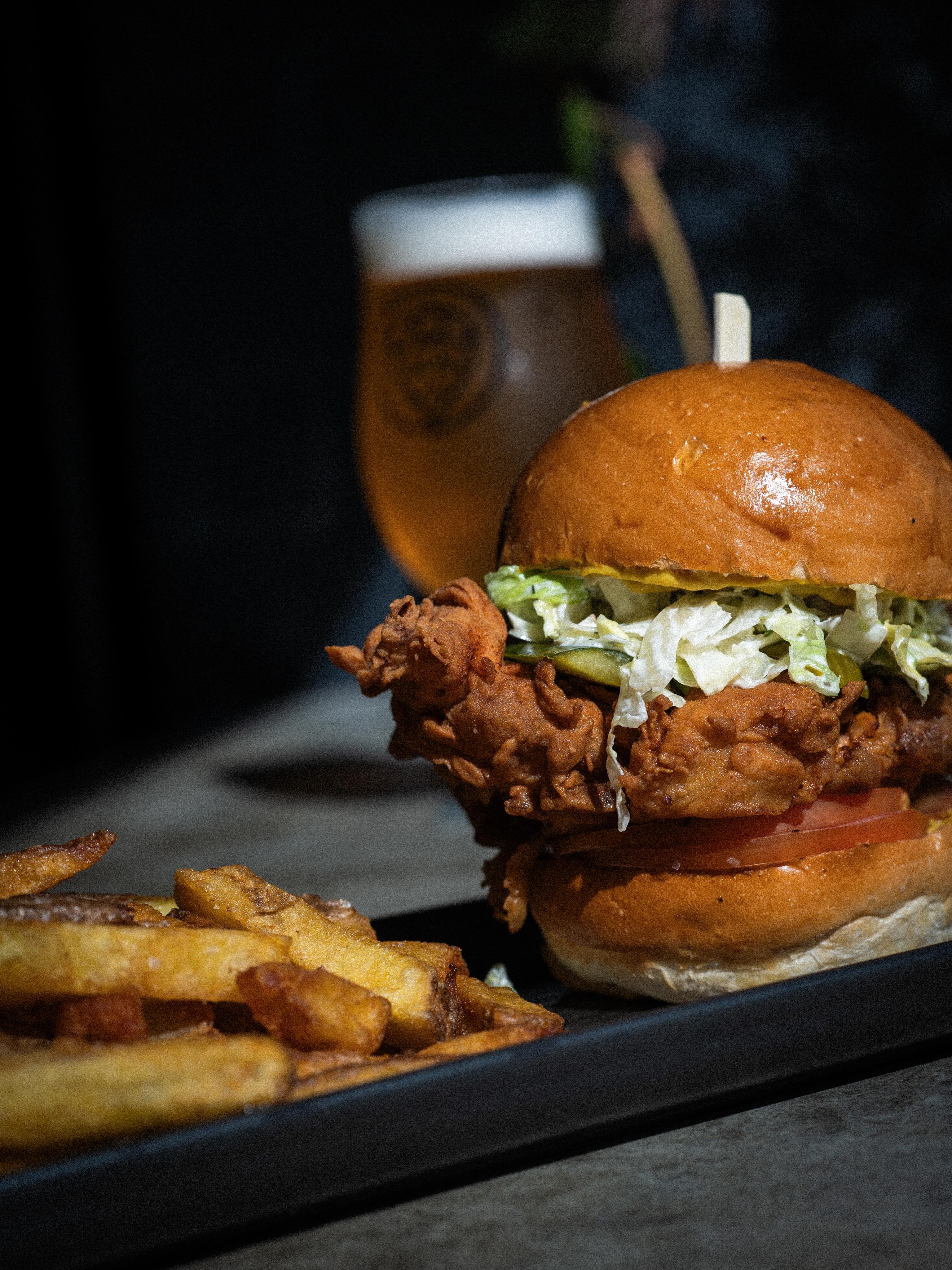 🍻🍻🍻
F R I E D C H O O K E N
B R E W E R S B U N
Buttermilk fried chicken, tomato, iceberg lettuce, pickle, mustard, green chilli + dill mayo.
Stacked into a fresh @cowaramupfrenchbakery bun + served with a pile of hand cut chips.
If you’re a fan of our pickles, you’re gonna want to try this.
Step aside Colonel Sanders…
#wildhopbeer #brewersbuns #dudefood
#restaurantaustralia #margaretriverregion
@margaretriver @australias_southwest @wagoodfoodguide @mahoganycreekmr
@margaretriverbeertrails