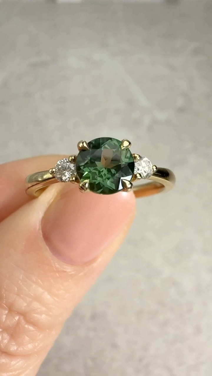 A green sapphire can feel like a small piece of the landscape you carry with you 🌿💚
