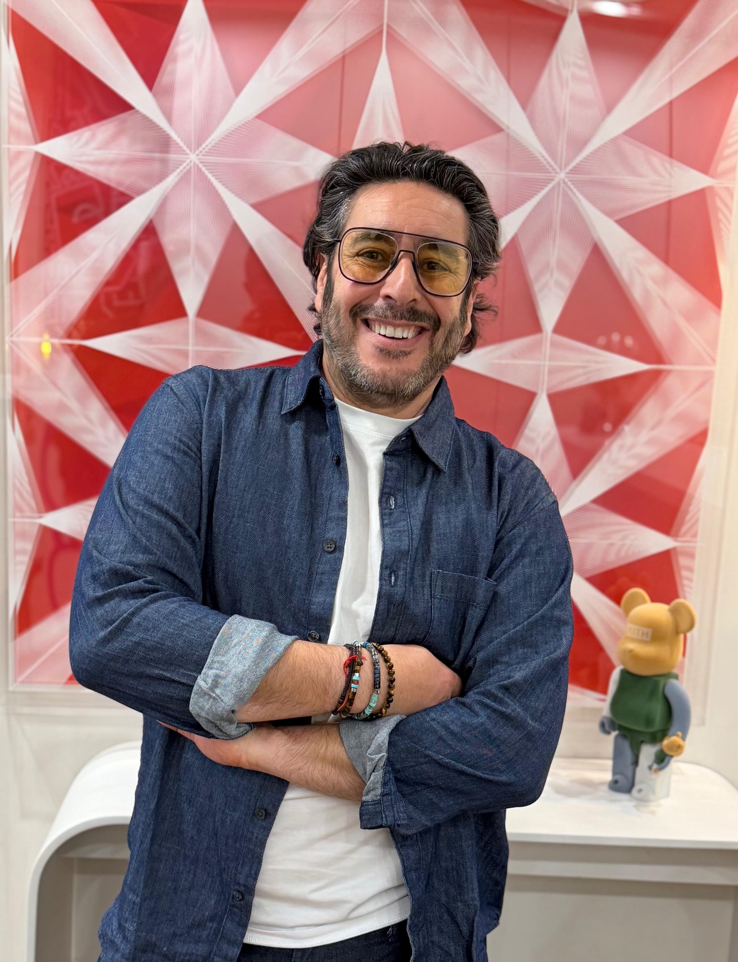 Un moment d’échange autour du style, du détail… et du caractère avec beaucoup d’humour !
Nous l’avons équipé avec une monture Brett QSTOM, une pièce qui lui correspond parfaitement : élégante, affirmée et singulière. @gregorycohenoff
#WinOptic #Opticien #BrettEyewear #GregoryCohen #LunettesDeCaractere Style Optique Paris EyewearLovers