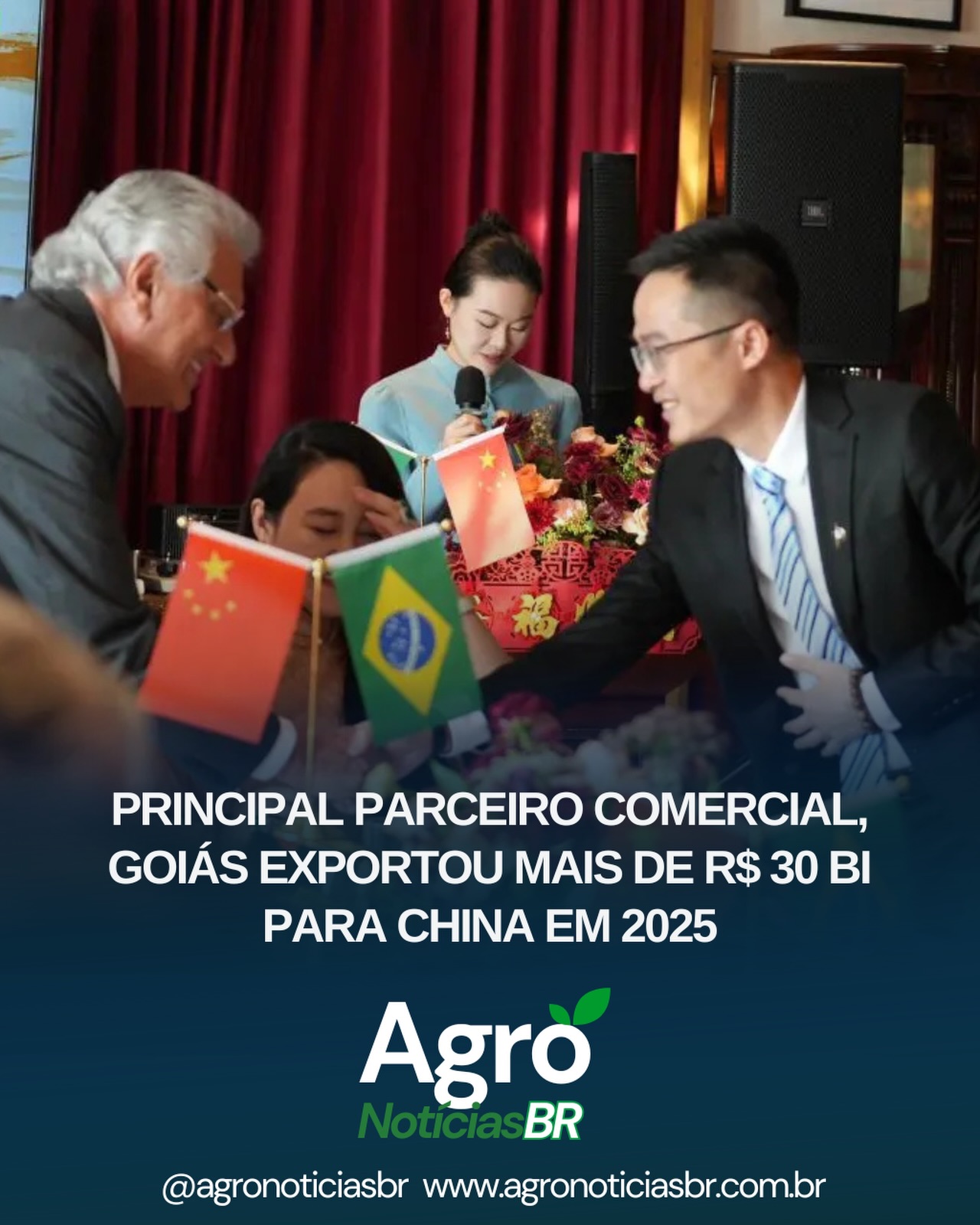 Em 2025, a China seguiu como o principal parceiro comercial de Goiás. A relação entre o estado e o país asiático rendeu uma importante contribuição nos resultados alcançados pela economia goiana ao longo do ano passado. Os números estão dispostos na prestação de contas enviada pelo governo para análise da Assembleia Legislativa de Goiás (Alego).
Segundo dados do Ministério do Desenvolvimento, Indústria, Comércio e Serviços (MDIC), o estado exportou o equivalente a R$ 32 bilhões para o mercado chinês, valor que corresponde a 43,4% de tudo o que foi vendido ao exterior naquele período.
De acordo com os relatórios que já estão à disposição da Alego, o setor de commodities foi protagonista. As vendas para a China se concentraram, principalmente, em grãos. Sozinhos, eles representam 75,6% do total exportado, e carnes, com 12,4%.
No total, as exportações goianas somaram R$ 75 bilhões em 2025, crescimento de 8,9% em relação ao ano anterior. Já as importações alcançaram R$ 30 bilhões, resultando em superávit de R$ 45 bilhões, alta de 20% na comparação anual.
O volume exportado também atingiu recorde histórico, com 23,6 milhões de toneladas embarcadas, enquanto as importações totalizaram 2,5 milhões de toneladas.
A pauta exportadora foi fortemente influenciada pelos complexos soja, carne e minério, que juntos movimentaram R$ 60 bilhões, o equivalente a 80,6% das vendas externas do estado.
O agronegócio, isoladamente, respondeu por praticamente o mesmo montante, o que representou um crescimento de 7% quando comparado ao ano anterior...
📄MaisGoias