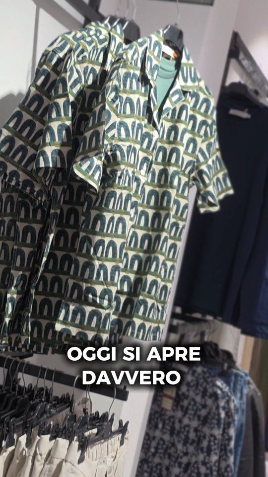 Ci siamo. OGGI SI APRE DAVVERO.
Dopo settimane di lavori, corse, scatoloni, prove, notti lunghe e ultimi dettagli sistemati al volo… oggi vi apriamo finalmente le porte del nuovo spazio FANCE®.
Dai mercati a un negozio fisso, senza dimenticare da dove siamo partiti.
I mercati restano, ma da oggi c’è anche casa nostra.
📍 FANCE® Store — Via Emilia 284, Santa Giustina
🕓 Inaugurazione oggi dalle 16:00
🍻 Buffet, drink, musica e stampa live delle T-shirt limited edition
Passate a trovarci.
Oggi per noi è un giorno importante.
#fanceabbigliamento #fance #inaugurazione #santagiustina #rimini abbigliamentouomo nuovostoreCi siamo.