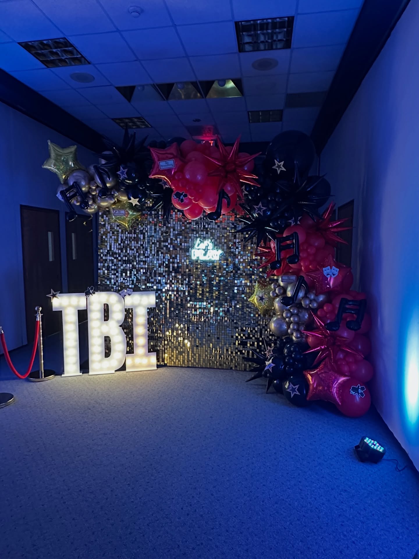 ✨ PACKAGE SPOTLIGHT ✨Recreate this full setup (or something similar) for your next event — without paying for everything individually with of pre built packages. 👀
Package 11 is designed to give you that luxury, full-install look while saving you money compared to booking everything à la carte.
Here’s what’s included:
▫️ 8x8 Shimmer Wall (color of your choice)
▫️ Custom Sign, Light-Up Neon Sign, or Fairy Lights
▫️ Up to 3. Marquee Numbers or Letters
▫️ 16ft Deluxe Organic Balloon Garland (includes 4 latex colors, 2 prints, foil balloons & florals)
All for $850 (delivery + tax not included)
This is perfect for birthdays, baby showers, corporate events, and more — a full statement setup that instantly elevates your space. All of our packages can be completely customizable to your specific theme, colors and event type. 🔥
Ready to book? Dates are filling fast for summer months! Send us an inquiry today; like in bio. 📩
.
.
.
#phillyballoons #phillyeventplanner #eventstyling #bluebellpa #balloondecoration