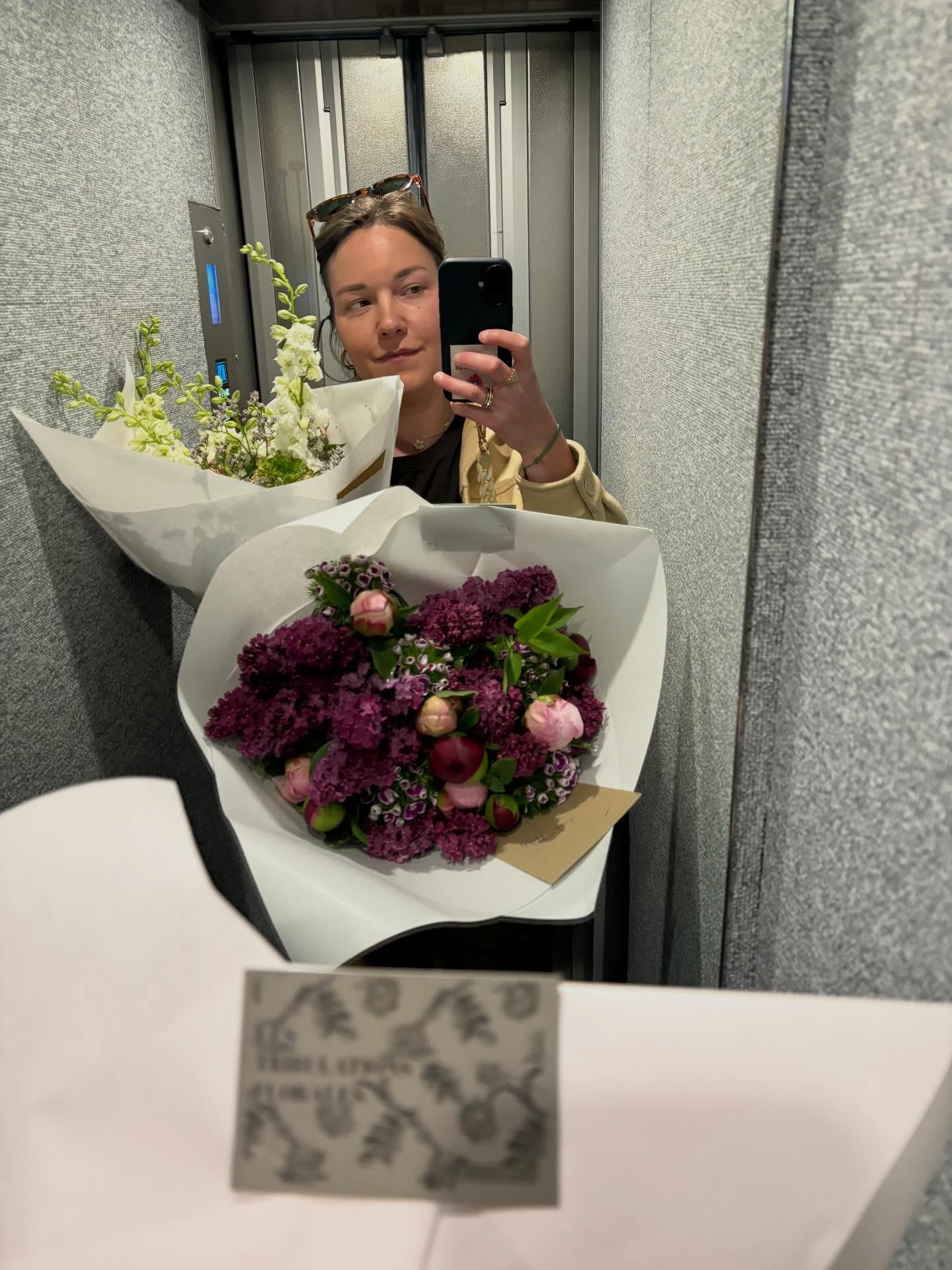 Les Tribulations Florales sont à votre service pour vous livrer des bouquets de fleurs de saison 💐💐💐 •
Chez vous ou chez vos proches, à la maison ou au bureau !
Vous décidez, je crée !
#fleuristelyon #fleurs #collectifdelafleurfrançaise #fleursdesaison