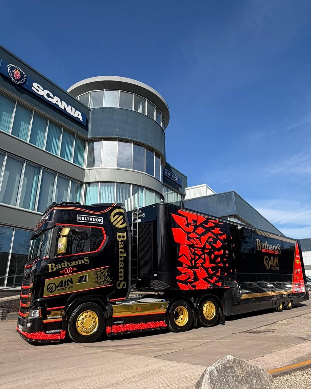 Keltruck x Bathams Racing = Pure delight🔥🤩
This magnificent Scania S590 V8 tractor unit is sure to turn heads on the racing circuit, as the Bathams Racing team start gearing up for the upcoming Isle of Man TT.
With every box ticked and stunning livery completed by Keltruck West Bromwich Bodyshop, this unit will ensure the team arrival in style for their intense racing activities.
#SuppliedByKeltruck #ScaniaV8