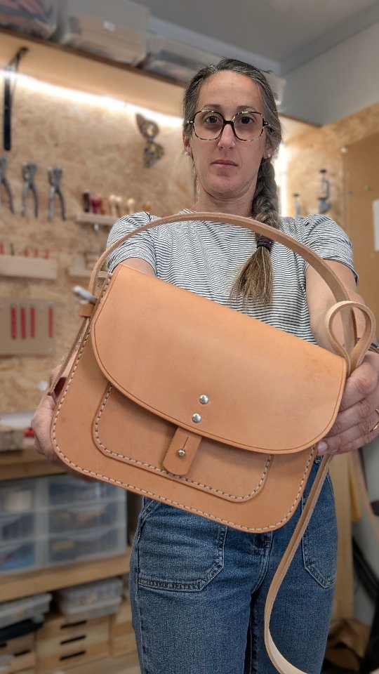 -- Besace Juliette --
Quel cuir préférez-vous ?
Je les aient fabriquées en cuir de vachette, tannage végétal, peausserie française, tannerie Italienne.
J'adore travailler ces cuirs... J'aime beaucoup le coloris NATUREL mais je trouve le NOIR vraiment classe...
Et vous, quel est votre préféré ?
Bonne journée
Marion
#besacecuir #artisan #madeinfrance