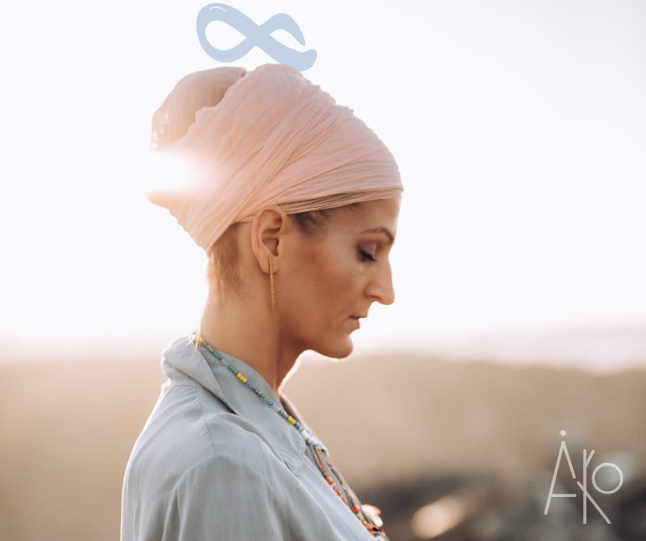 🌿 Sat Nam
Vai jūti, ka trūkst enerģijas, viegluma vai iekšējā spēka?
Kundalini jogā mēs runājam par Astoto ķermeni — Prānas ķermeni.
Tas ir tas, kas uztur un cirkulē dzīvības enerģiju (prānu) Tavā ķermenī.
Ja Prānas ķermenis ir spēcīgs —
✨ Tu jūties dzīvības pilns
✨ enerģisks un stabils
✨ fiziski un emocionāli līdzsvarots
Ja tas ir novājināts — parādās nogurums, spriedze, apjukums.
👉 Prānu mēs stiprinām caur:
– elpu
– kustību
– skaņu
– apzinātu dzīvesveidu
Tas ir pamats spēcīgai nervu sistēmai un skaidram prātam.
✨ Šodien vairāk nekā jebkad ir svarīgi rūpēties par savu enerģiju, ne tikai par ārējo formu.
Ja jūti, ka vēlies sākt vai atgriezties praksē —
manā mājaslapā vari atrast online Kundalini jogas meditācijas un krijas, kur vari sākt praktizēt kopā ar mani savā ritmā.
🔗 www.kundalinijoga.lv
📲 IG: https://www.instagram.com/kundaliniyoga.lv/
Sat Nam 🙏
Amangeet Kaur
#kundalinijoga #prāna #enerģija #apzinātība #nervusistēma