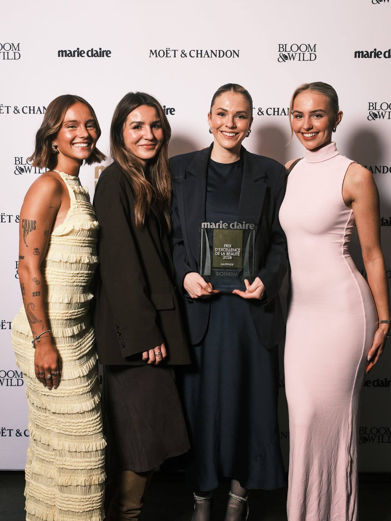 Live-drawing at the award ceremony PRIX D’EXCELLENCE DE LA BEAUTÉ 2026 by @marieclaire_de at @koenigshof_munich
A glamorous event above the rooftops of Munich.
Winners
💛Biotherm Aquasource+ Vitamin Glow Gel
💛Kérastase Gloss Absolue Glaze Drops
💛Hermès Beauté Rouge Brillant Silky
💛Pharmos Natur Intensive Eye Regeneration
💛Louis Vuitton Make-up
