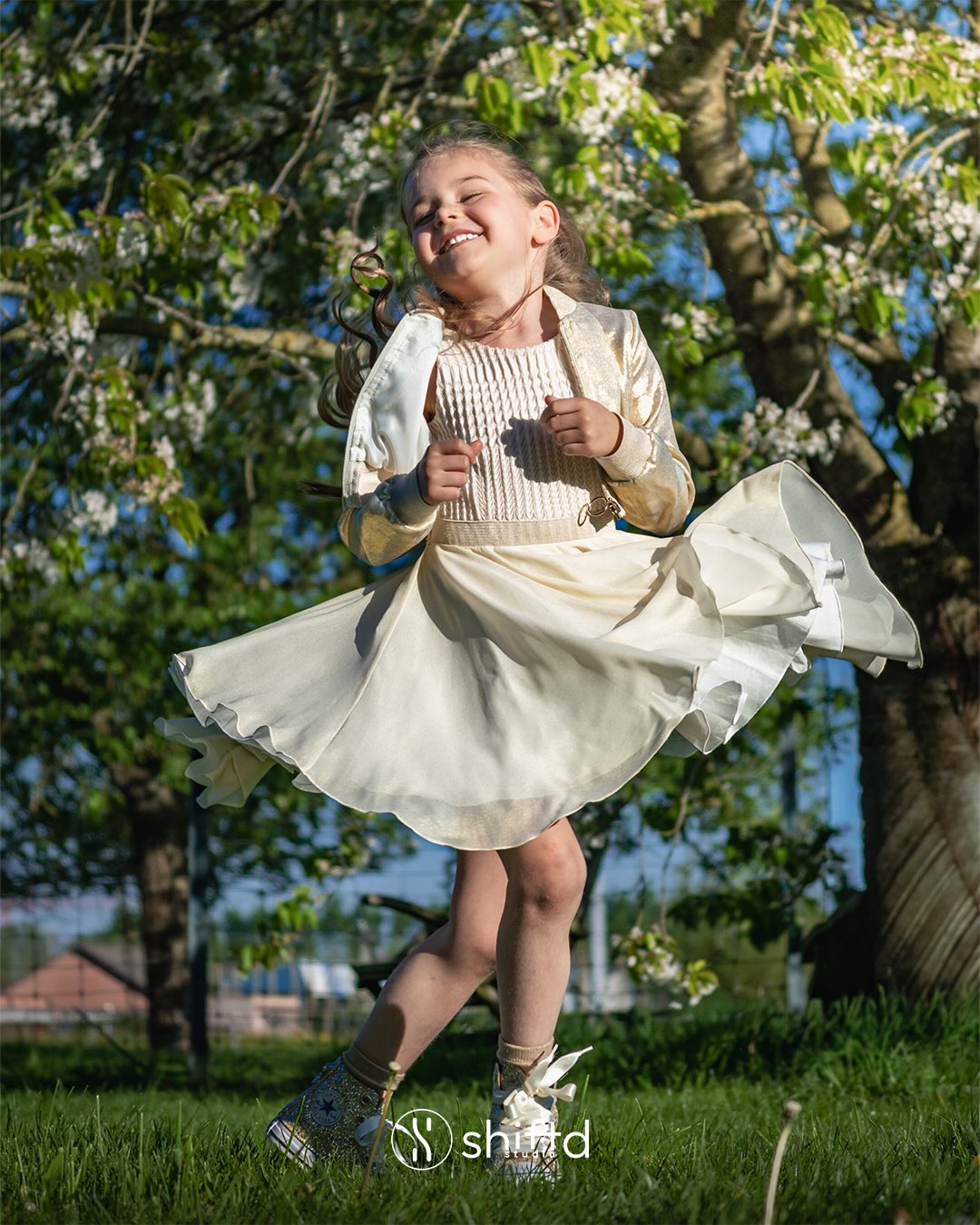 Sommige fotoshoots voelen gewoon meteen spontaan en zacht aan ☀️🌸
Tussen de bloesems, het avondlicht en het plezier tussendoor ontstaan vaak de mooiste beelden vanzelf.
📸 Een eerste kleine selectie uit de communieshoot van Céleste.
Wil jij ook herinneringen laten vastleggen op een rustige en spontane manier? Stuur me gerust een berichtje.
#communie #communiefotografie #bloesems #goldenhour #fotografie shiftdstudio