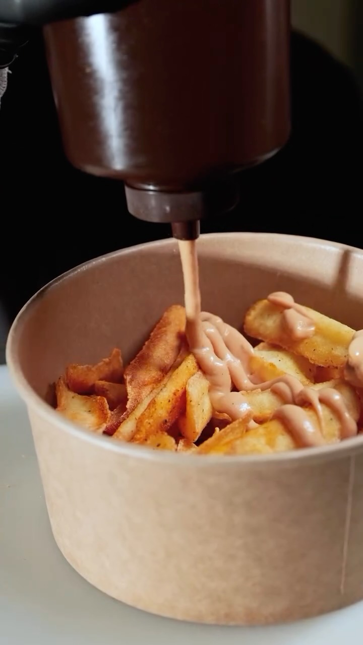 Cordon Bleu Bowl, kaşık patates yatağı üzerinde jambonlu cordon bleu ile hazırlanır👌
Coleslaw salatası ferahlık katar, algo sos ve French cheese sosla lezzet dengesi tamamlanır 🔥
📍Yenibağlar Mahallesi, Prof. Dr. Yılmaz Büyükerşen Bulvarı No:110/B, Tepebaşı, Eskişehir,
Türkiye
☎️ +90 533 766 72 26
#tacogallia #eskisehir #frenchtacos #eskisehirlezzetleri