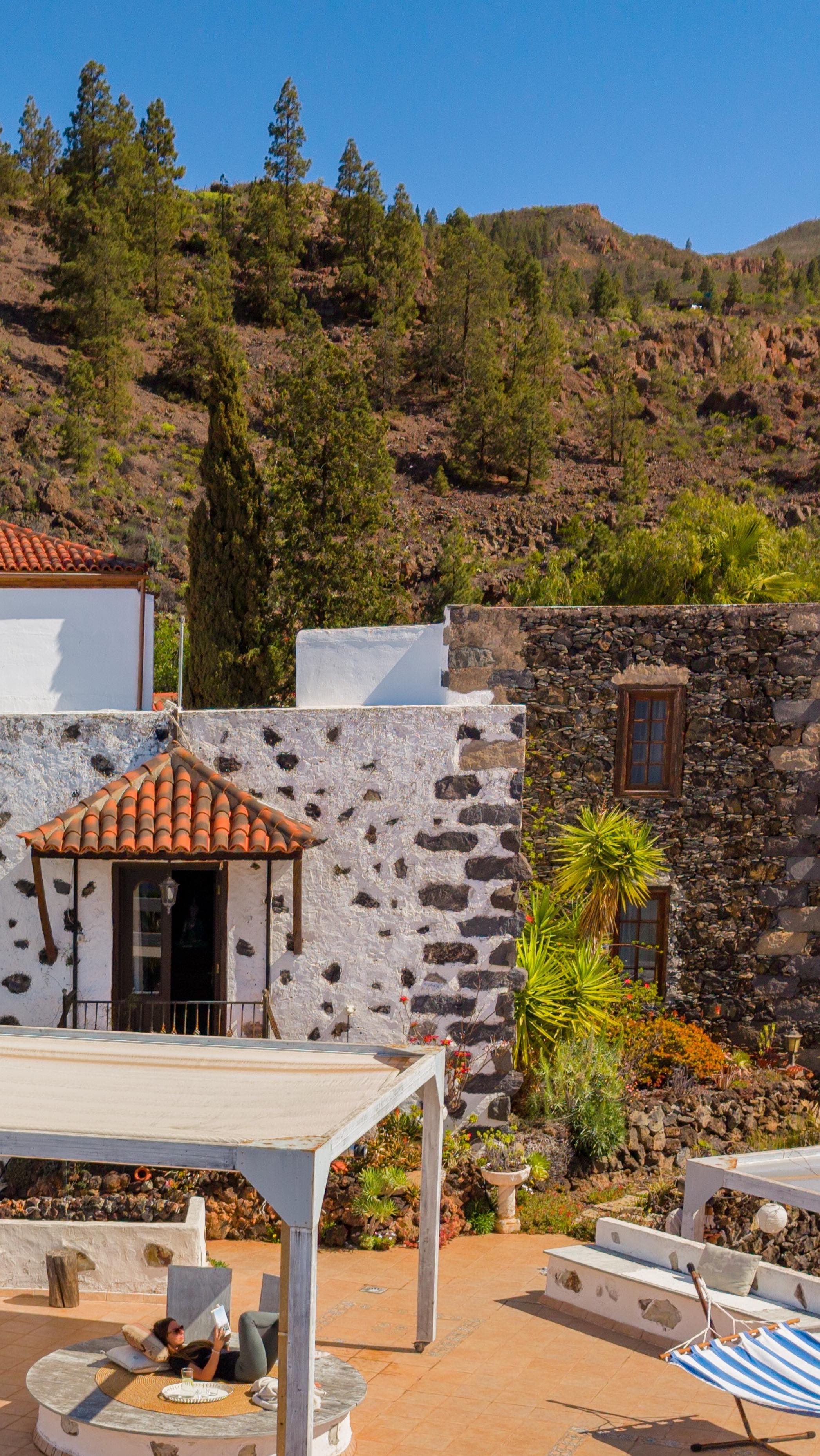 Unsere Villa Alegría – ein magischer Ort
Die Villa Alegría vereint Rückzug und Begegnung an einem besonderen Ort im Süden von Teneriffa, in einem kleinen Dorf unterhalb des Teide-Nationalparks.
Hier kannst du zur Ruhe kommen – sei es bei Spaziergängen und Wanderungen durch die umliegende Natur oder entspannt auf einer der fünf Terrassen. Gleichzeitig bietet sich dir die Möglichkeit, in angenehmer Atmosphäre neue Frauen kennenzulernen.
Während unserer Retreats mit Fokus auf gesunde Ernährung und Bewegung gestaltest du deine Zeit ganz nach deinen Bedürfnissen: Zieh dich zurück und genieße Momente für dich oder tausche dich mit Gleichgesinnten aus.
Auch die Nächte in Chirche haben ihren eigenen Zauber: unter einem klaren, wolkenlosen Himmel breitet sich ein beeindruckendes Sternenmeer aus, das zum Innehalten einlädt.
#yogaretreattenerife #selfcare #tenerife