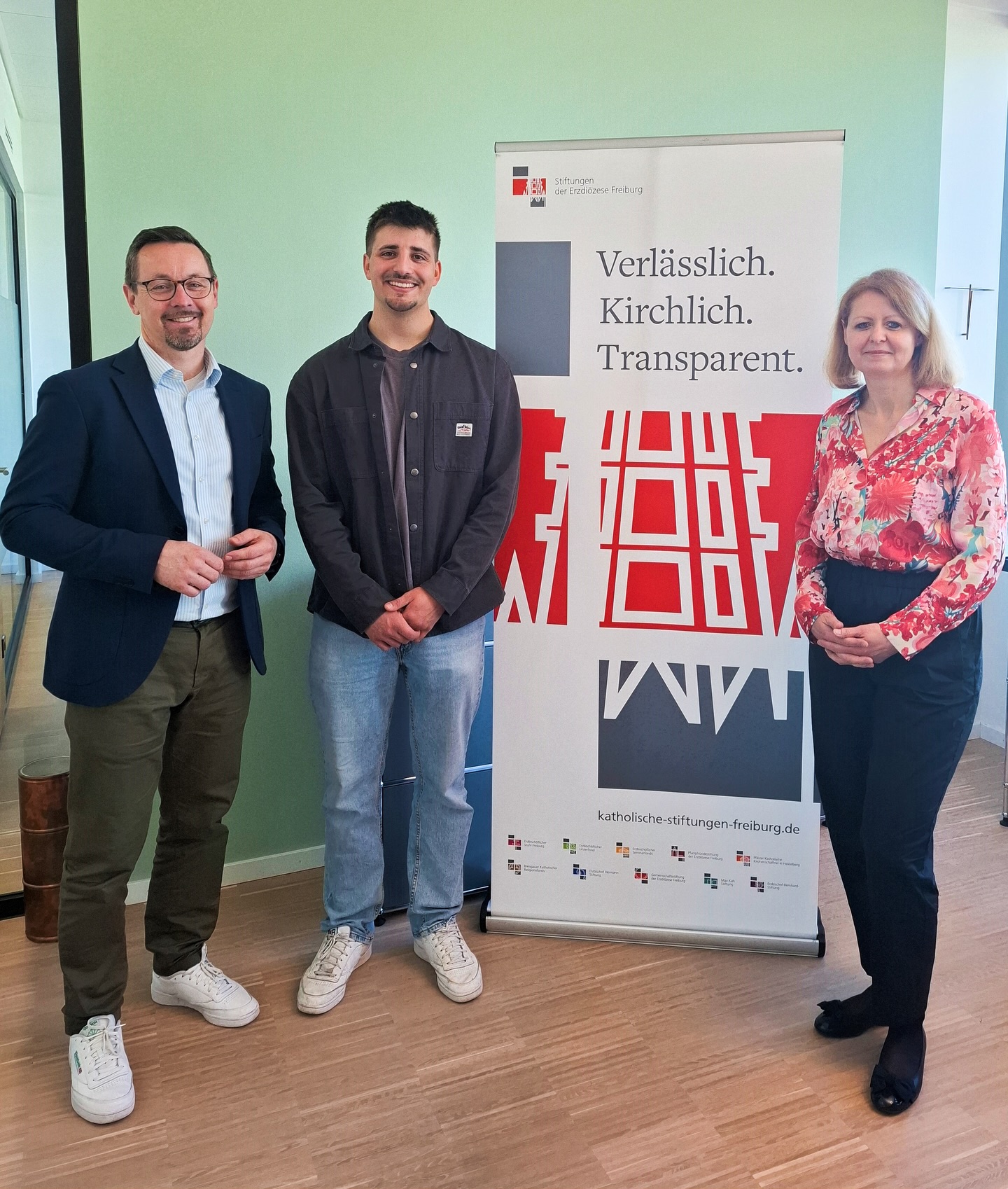 Gemeinsam für starke Jugendliche 💛
Wir freuen uns sehr über die Förderung durch die Stiftungen der Erzdiözese Freiburg!
Mit ihrer Unterstützung können wir unser Projekt „Aufsuchende Arbeit – von der Kindheit in die Jugend“ weiter ausbauen. Dabei begleiten wir Jugendliche mit Fluchterfahrungen zwischen 11 und 15 Jahren in einer sensiblen Lebensphase, direkt in ihrem Lebensumfeld, mit verlässlichen Beziehungen und niedrigschwelligen, aufsuchenden Angeboten.
So schaffen wir Räume für Begegnung, Orientierung und persönliche Entwicklung und stärken junge Menschen auf ihrem Weg ins Jugendalter.
Ein herzliches Dankeschön an die Stiftungsvorständin Frau Mebus, den Stiftungsvorstand Herrn Gutmann sowie an Edith Lamersdorf des @erzbistumfreiburg für das Vertrauen und die wertvolle Unterstützung! 🙏