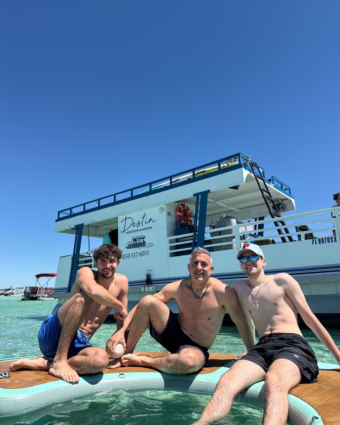 Cheers to the weekend! Who is getting on a boat?
📸: @aliza.diamond.t