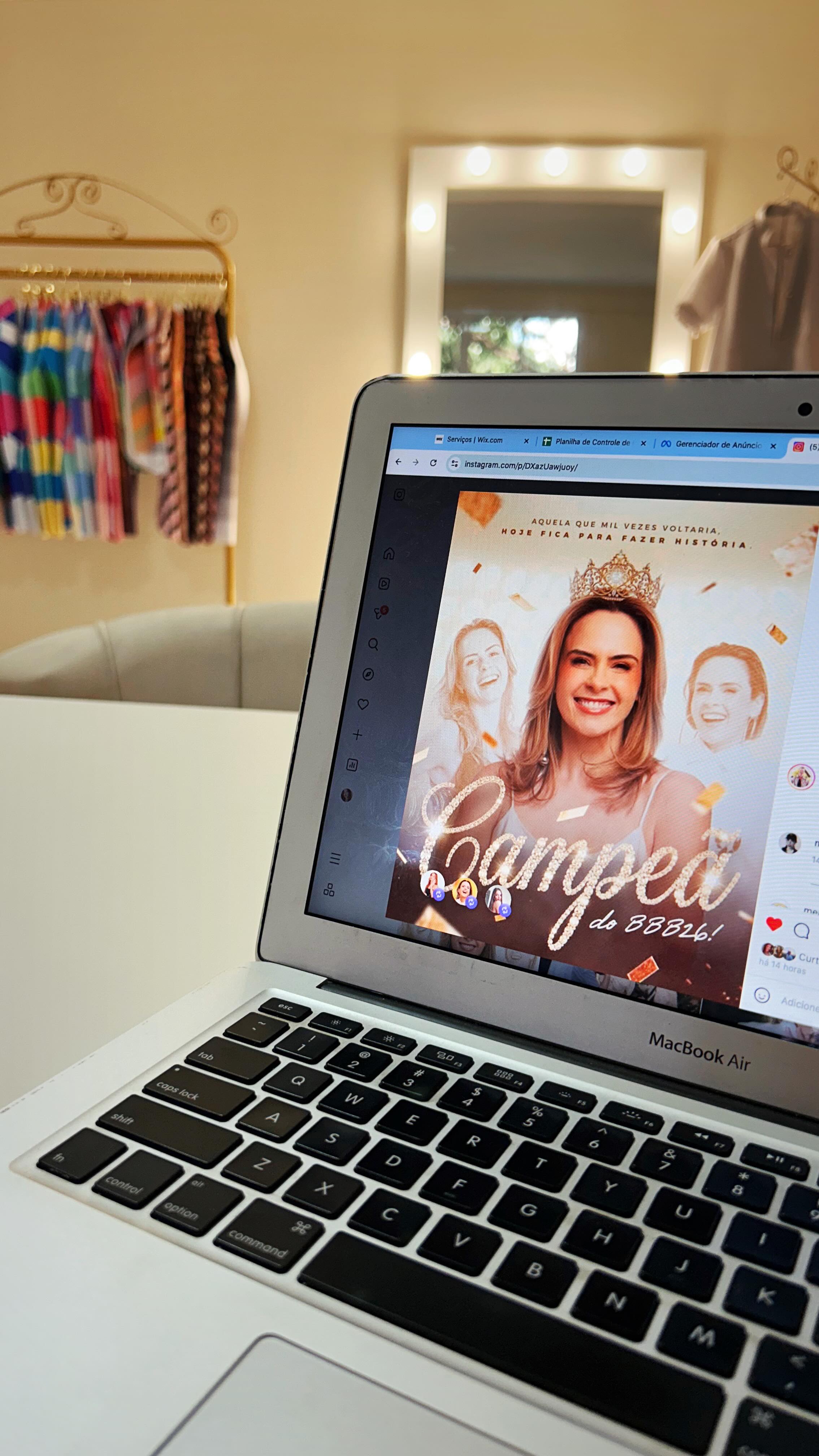 A Ana Paula não construiu uma imagem forte só nas falas e atitudes dentro do Big Brother Brasil 26, a forma como ela se vestia também fazia parte desse discurso. As escolhas dela, desde o estilo até as marcas escolhidas, que eram autorais com peças exclusivas e um consumo mais consciente, reforçavam exatamente a mulher que ela se mostrava ser: segura, posicionada e autêntica, ela sustenta a narrativa. Quando existe coerência entre o que você fala, o que você faz e o que você veste… a sua imagem ganha força, clareza e impacto, e foi isso que aconteceu com ela.
Agora me conta: a sua imagem como um todo está reforçando o seu posicionamento no jogo da vida, ou está te atrapalhando?