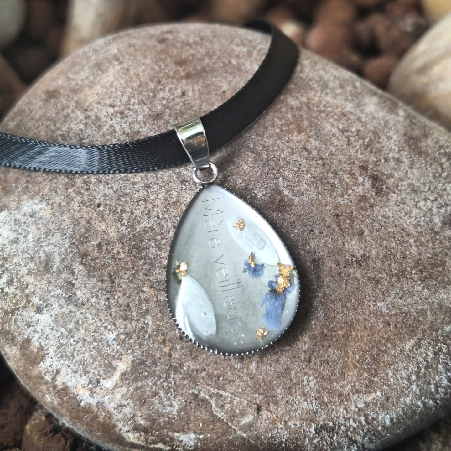 On continue sur les pendentifs Mère-veilleuse 😍
Une idée cadeau qui fera plaisir à coup sûr !!
#mereveilleuse #cadeaumaman #cadeauunique #tainlhermitage #faitmain