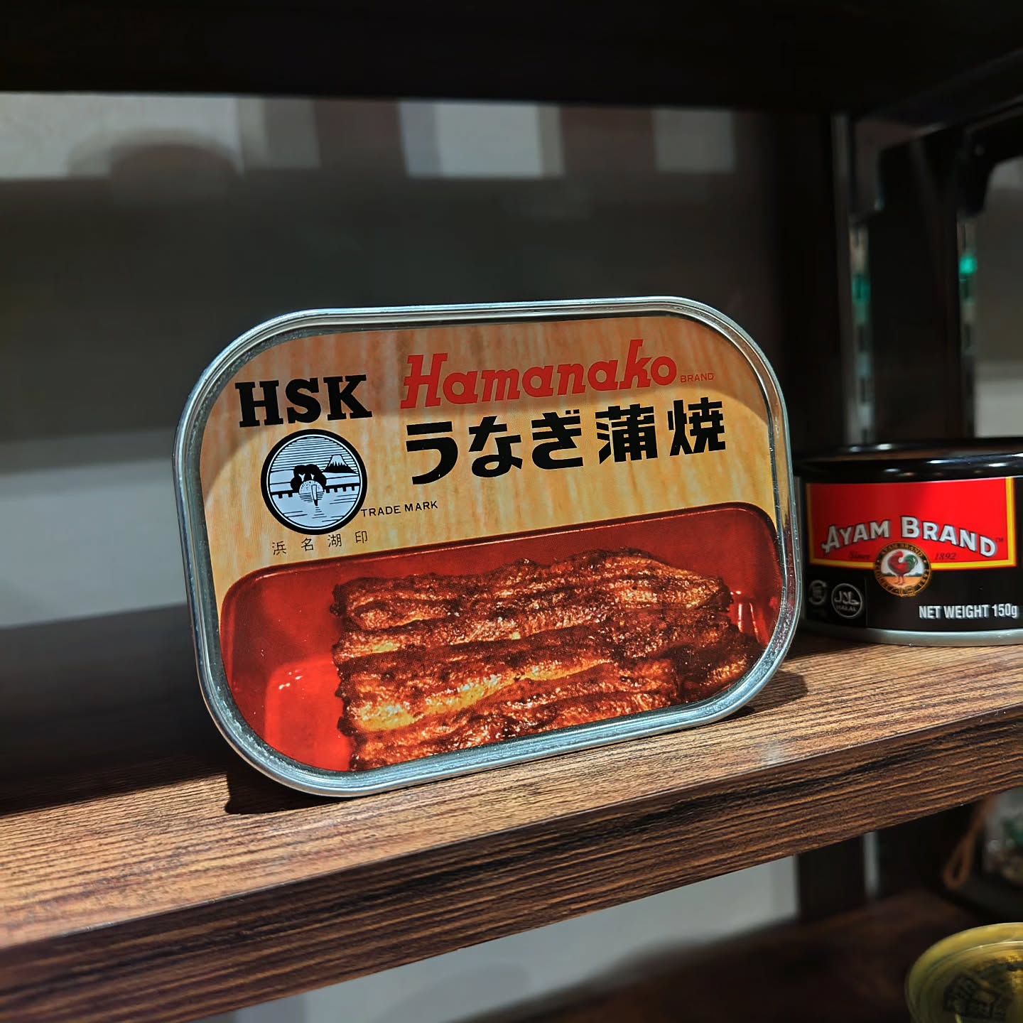 2026/04/24 うなぎの蒲焼きからのHAKOBAオープン!
浜名湖食品のうなぎ蒲焼き缶詰
廃盤になってしまうらしい…
今、様々な仕事が原材料高騰や後継者不足などで会社を畳んでしまう事がある
ガソリンスタンドもまたしかり
大手企業や激安店の参入
地政学リスクによる原油価格の高騰
それらによる他国任せの仕入れルート
電気や水素の車
未来のある仕事なのか?
でも気づきました!
どんな仕事も多かれ少なかれあるのだろう
だからせめて今自分が出来る事を成し遂げて行こうと
そんなこんなでHAKOBAオープン!
本日も宜しくお願いします!
#ガソリン#スタンド #eneos #ガソスタは盛れる #三重県 伊賀市 三重県グルメ 伊賀市バー ダイニング diy ガソスタで飲める マルシェ フリマ イベント 楽しい 缶詰 缶詰バー フェス カクテル ウィスキー 焼酎 日本酒 #スコッチ 人生 やりたいこと ラーメン 大人時間