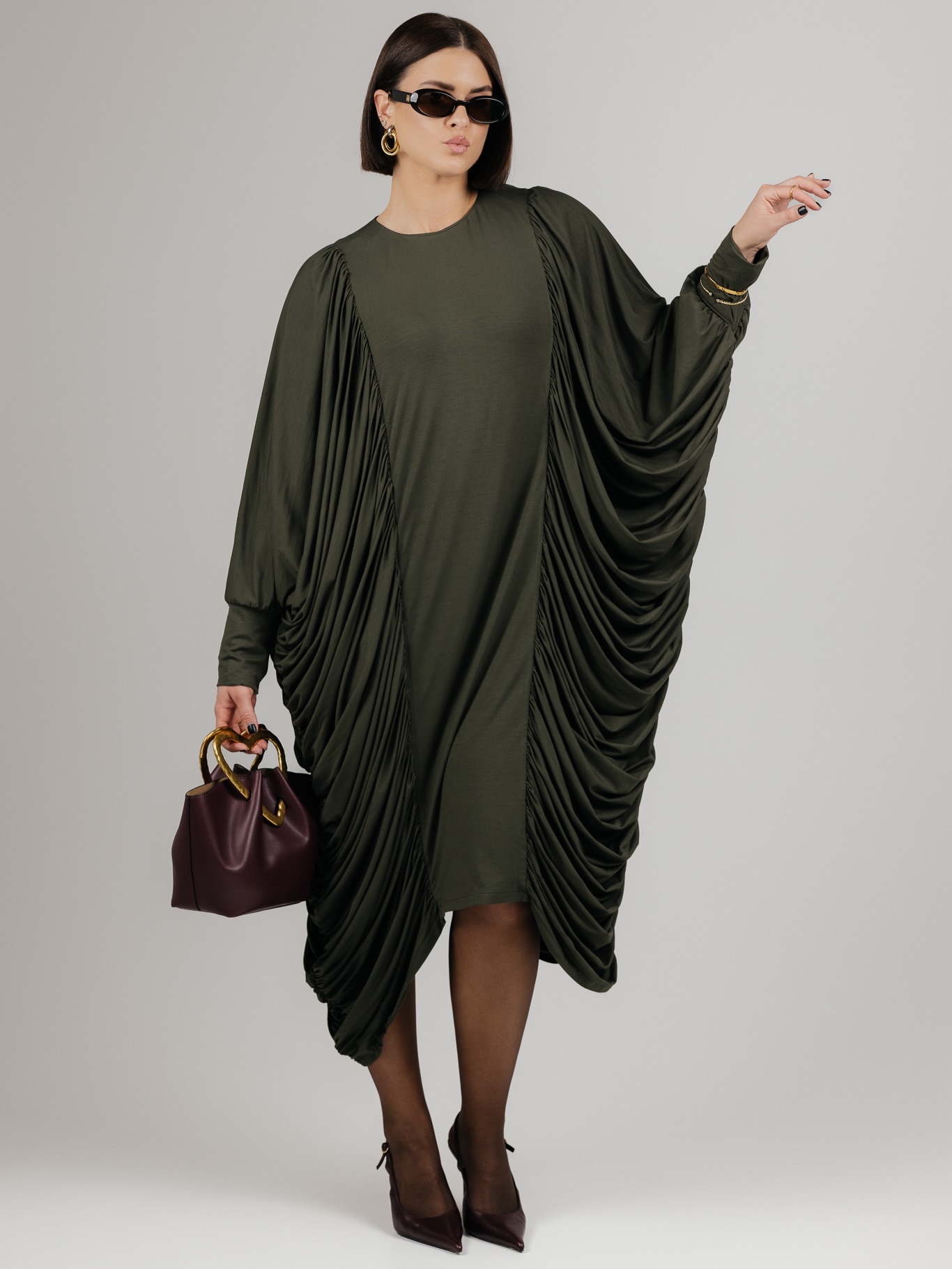 DRAPE suknelės yra absoliučiai ypatingos! 🌪️
Nepaisant to, kad suknelėje slepiasi NET 6 METRAI medžiagos, ji yra lengva ir priglunda tarsi antra oda.
Išskirtinis dizainas, skirtas išskirtinėms moterims - būti pastebėtoms, būti pamatytoms, būti prisimintoms ☝️
Vienas mylimiausių dalykų apie šias sukneles yra tai, kad jos itin gerai maskuoja blauzdas. Kas sekate PÙPLA ilgą laiką žinote mano kompleksą - aš labai vengiu nešioti šortus ir sukneles, kurios atidengia blauzdas, nes jos pas mane neproporcingai stambios ir visiškai neprideda įvaizdžiui lengvumo 😬
Tačiau šios suknelės kraštai krenta ant blauzdų kraštų ir vizualiai jas lieknina, kas man pasirodė tiesiog nuostabus sprendimas moterims, kurios turi panašių problemų 🥹
Žiūrint į patį suknelės modelį, jis labai tinkamas didesniems dydžiams, nes ji savyje turi labai labai labai daug laisvės. Tik po ja nepamirškite vilkėti formuojančių apatinių! Nors aš negaliu skųstis savo figūra, tačiau fotosesijos metu taip pat juos vilkėjau, nes jie tiesiog sustato viską į reikiamas vietas ir „nublurina“ kūno linijas tarsi kokia programėlė 🙂↔️
Už drąsą išsiskirti ir lepinti save drabužiais, kurie puošia! 💋