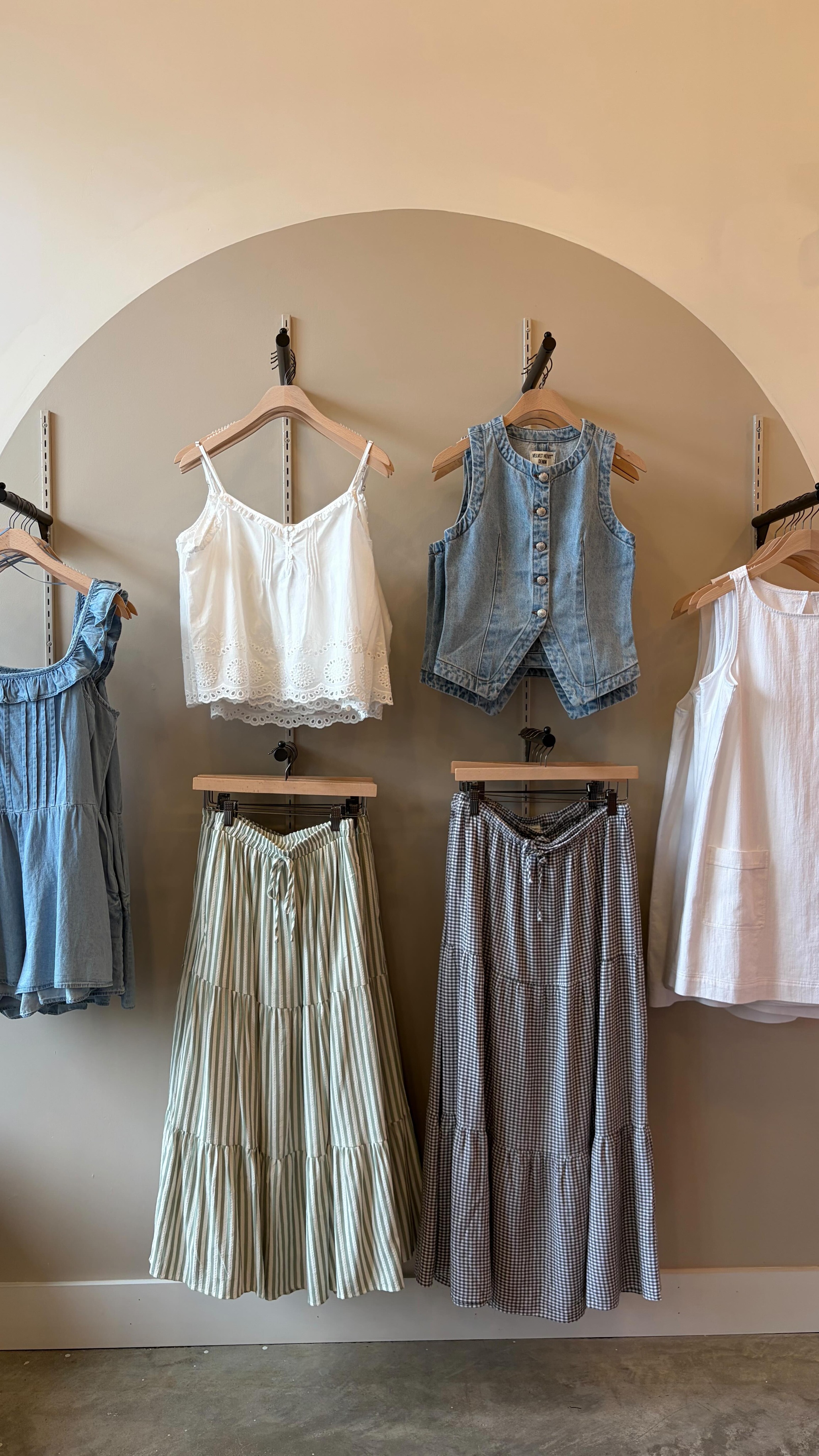 Happy Floorset Friday✨ So many good pieces just hit the floor and we’re obsessed 🤩 Grab the girls and come see us this weekend 👯♀️💖
#reset #floorset #newarrivals #shopsmall #downtownnashville