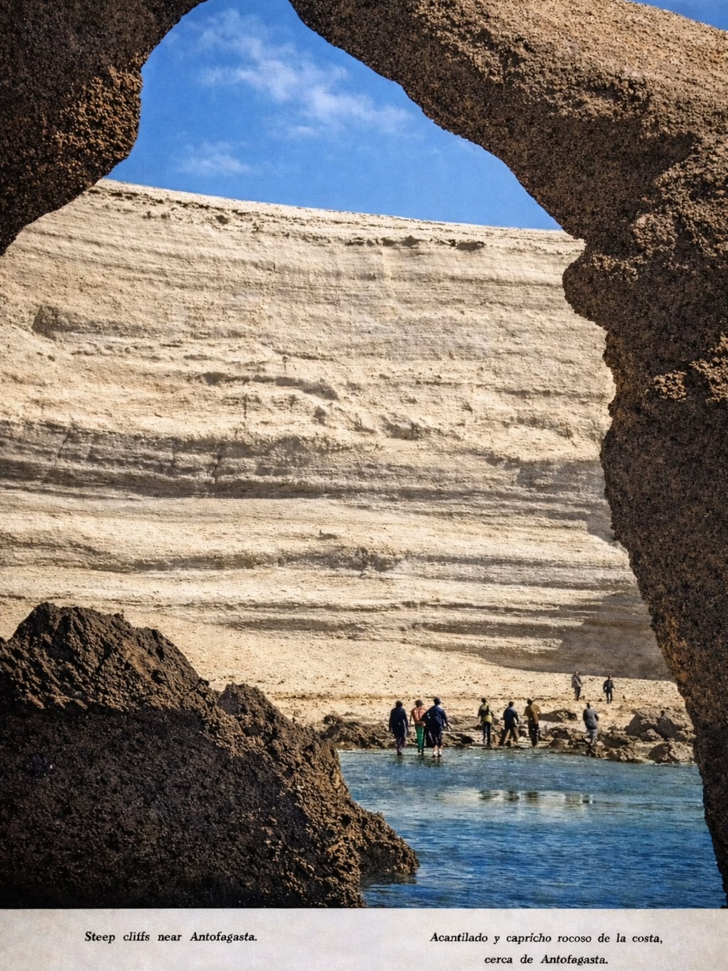 Acantilados y capricho rocoso de la costa, cerca de #antofagasta
Fotografía original extraída del libro Chile Turístico e Industrial Tomo I Los Desiertos. 1960