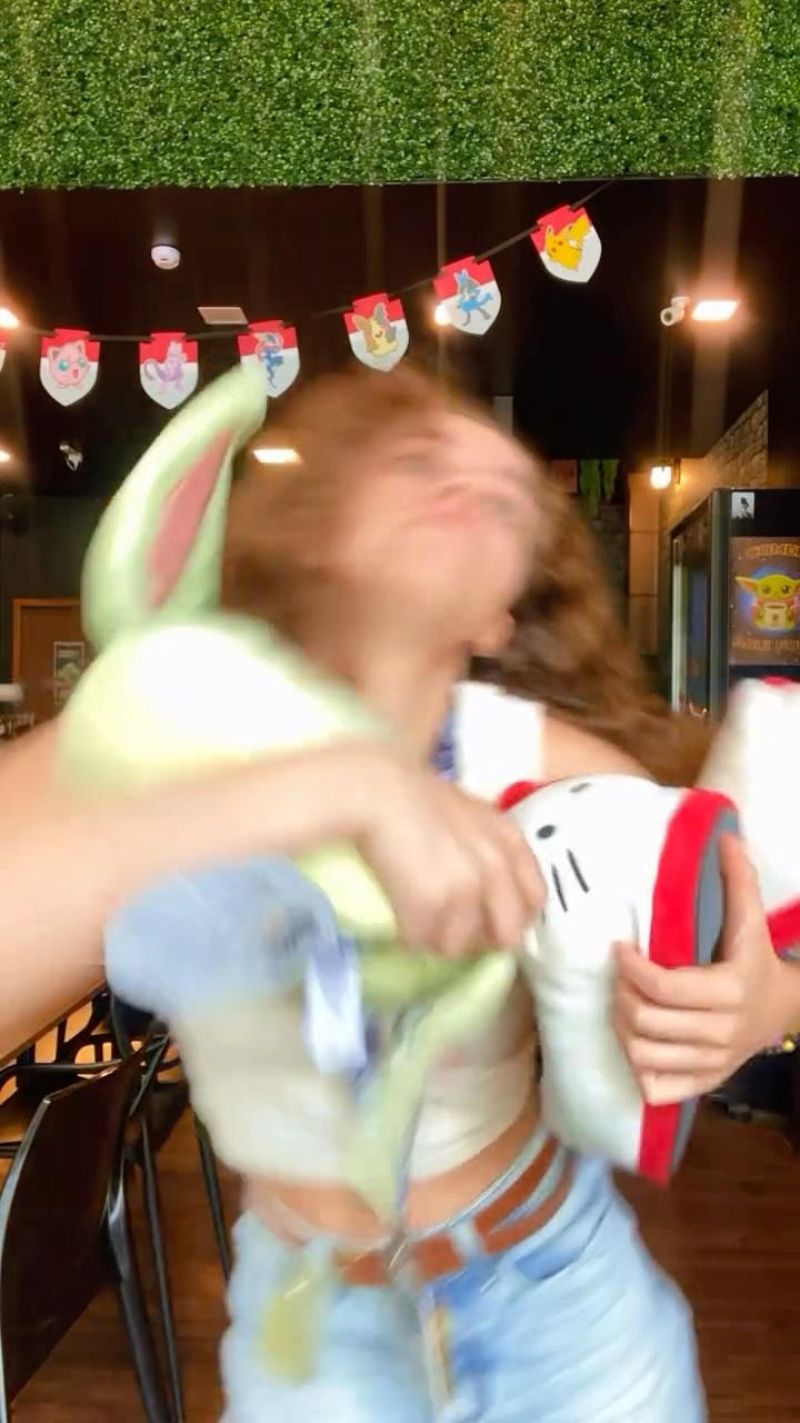 💥 Ao menos amorteceram a queda 🥹
pantufas fofinhas
chinelos comfy
almofadas pra abraçar
almofadas que viram manta
almofadas de formato 👀
tudo na vibe geek, do jeitinho que a gente gosta 💚 já vai escolhendo a sua ein ☺️ #zonacriativa #feiradesantana #pantufa #almofada #trending