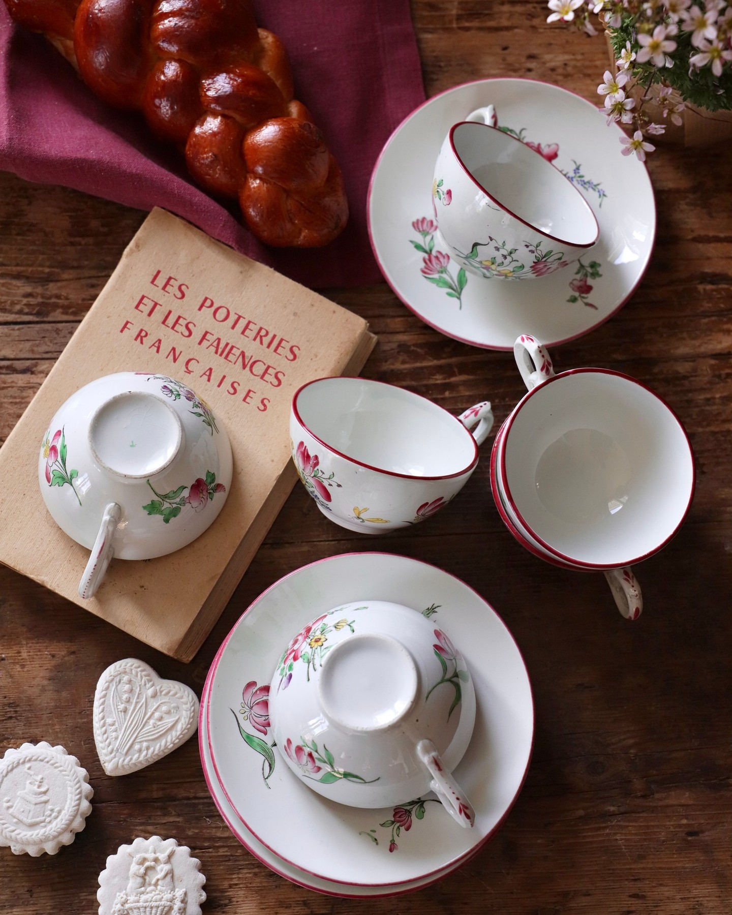 A set of 6 Luneville tea cups from end of 19th century in an absolute perfect condition !
And of course it’s beautifully hand painted.
🔗 link in bio
♻️ Choose vintage tableware and be kind to the planet.
📱Follow my Instagram to make sure you’ll never miss a novelty.
#kitchenbrocante #instabrocante #brocanteenligne