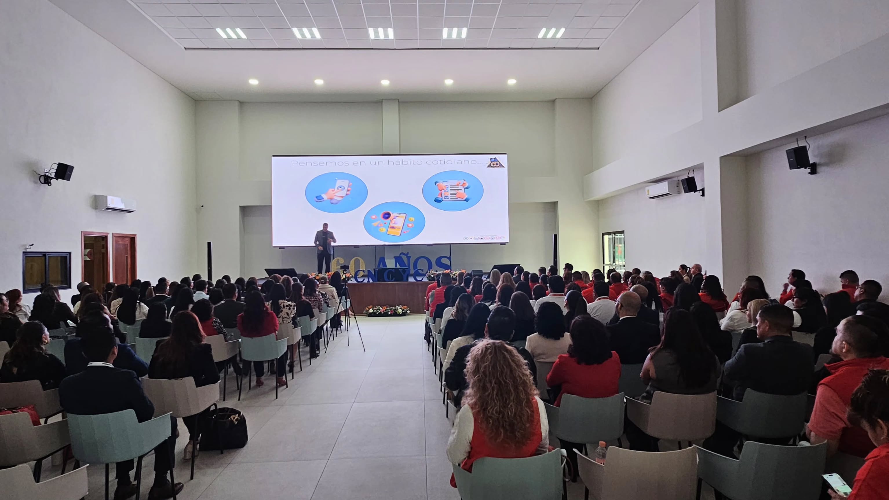 “Menos multitarea, más impacto”, impartida por el Lic. Irakzue Sauri Denis.