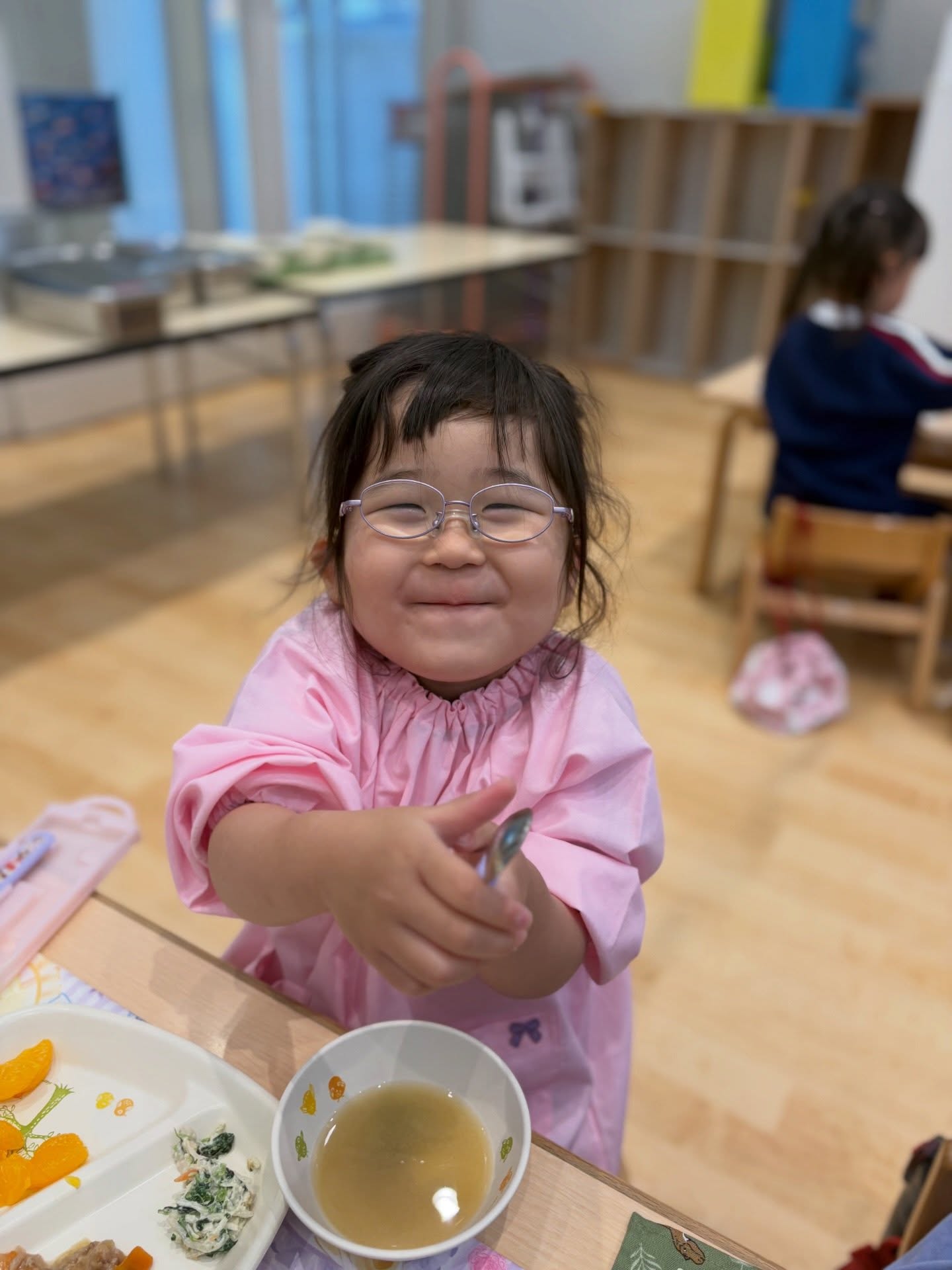 【年少さん はじめての給食】
今日は年少さんにとって、はじめての給食でした🍴✨
少し緊張した様子もありましたが、「おいしい〜!」と、もりもり食べていました☺︎
はじめてとは思えないくらいの食べっぷり👏
うれしそうに食べる姿に、こちらまでほっこり!
これからもいっぱい食べて、大きくなろうね〜🌱
#あさひ台幼稚園
#認定こども園
#幼稚園
#年少
#給食