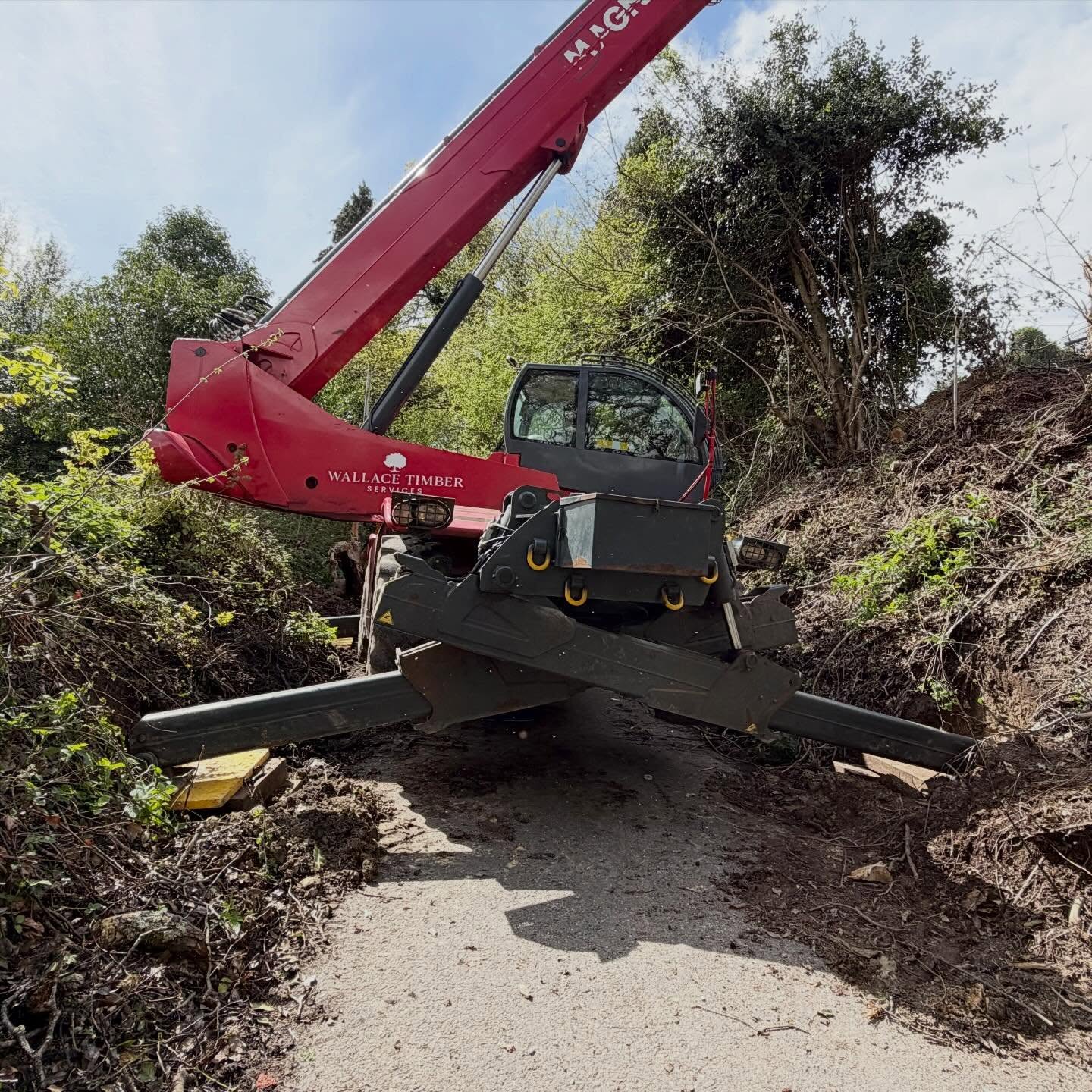 Contracted in by Hart Landscaping & Tree Services Ltd to lift out and remove from site a huge windblown oak tree in an extremely difficult location on a single-track lane, the timber alone from this tree weighed 35tons!!!
#TreeSurgery #CraneWork #ArboristLife #HeavyLifting #OakTree StormDamage