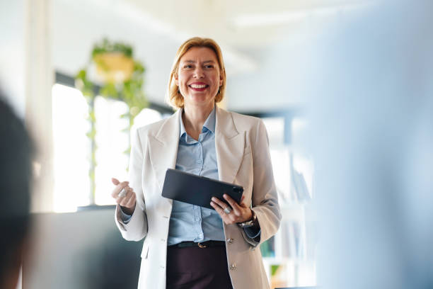 Comment animer efficacement une formation lorsque l’on n’est pas formateur de métier, tout en captant l’attention et en faisant passer les bons messages ?
De nombreux agents sont amenés à transmettre leurs compétences de manière ponctuelle, sans toujours maîtriser les techniques pédagogiques. Résultat : difficulté à structurer son intervention, à gérer un groupe ou à rendre la formation dynamique et engageante.
Cette formation apporte les repères essentiels pour animer avec aisance : structurer ses interventions, adopter les bonnes techniques pédagogiques, gérer les interactions avec le groupe et faire face aux situations délicates.
🙏 Un grand merci à tous nos formatrices et formateurs pour leur engagement et leur implication au quotidien dans la transmission des savoirs.
Vous aussi, vous souhaitez devenir formatrice ou formateur ? Contactez-nous pour en savoir plus à l’adresse contact@gcrorganisation.com
#formation #formateur #pédagogie #transmission #animation #compétences #formationprofessionnelle #fonctionpublique