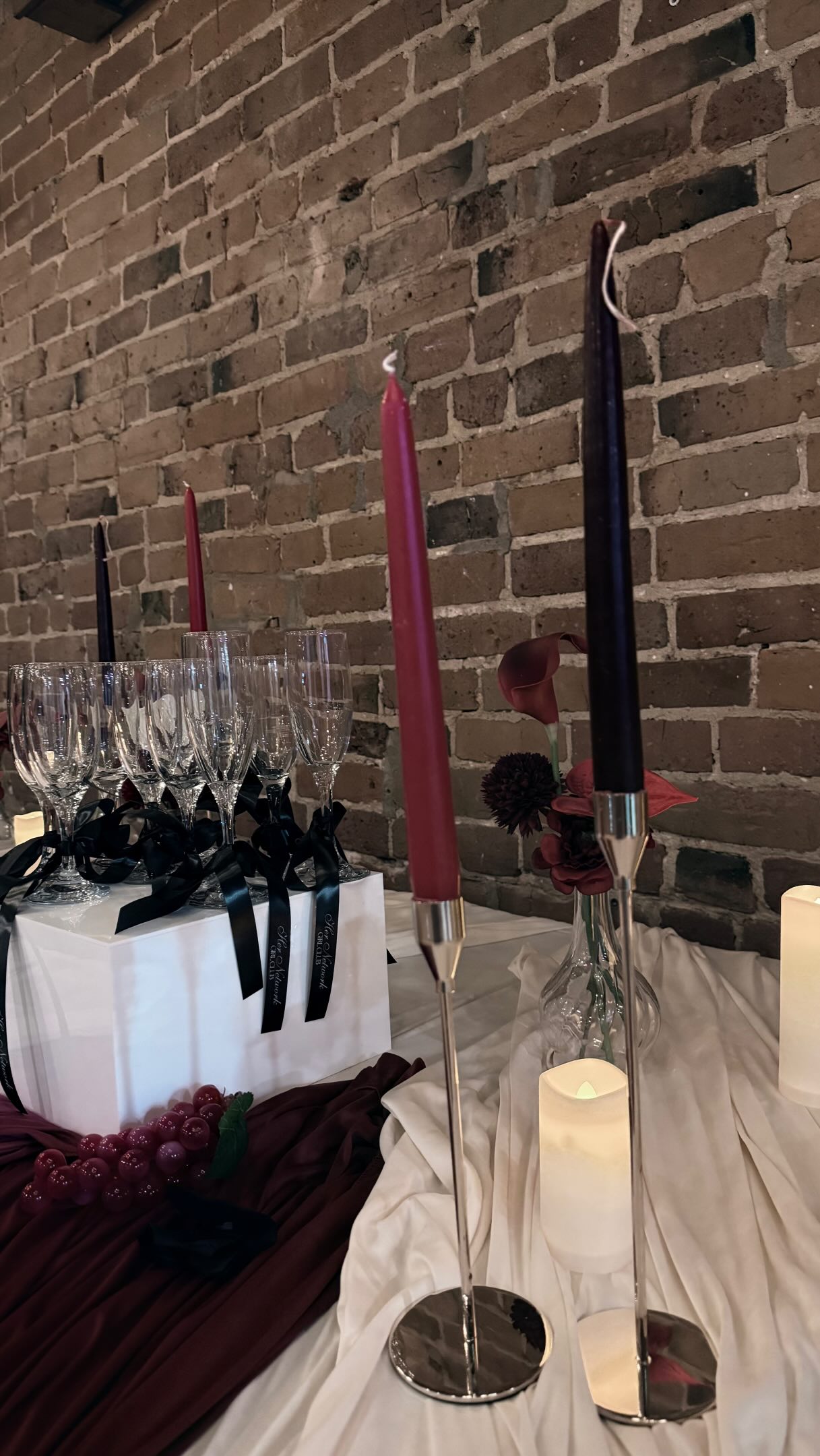 Another look into such a beautiful night 🤍
So many inspiring women, meaningful conversations, and a space that felt as good as it looked.
Grateful to be surrounded by women building and growing something special here in Ottawa ✨
If you’re not already, make sure to follow @hernetworkgirlclub to catch the next one — you won’t want to miss it 💫
Event: @hernetworkgirlclub
Welcome Sign with Balloons: @rosalieeventdecor
Event Location: @luxe.ottawa
Flower Wall: @florecitacollection_
Welcome Mirror: @inscribeandco
Hanging Balloons and door Garland: @balloonsbyfar
Table Decor: @fourte.eventdecor
Permanent Jewelry: @lumi_ownyourshine
Flower Bouquet: @milabella_flowers_ottawa
Health and Beaty: @inclusio_concept
Waxing: @manzilianqueen
Photo Booth with backdrop: @propshop_eventrentals
Vintage Purses: @heybaddiebags
Local Clothing Brand: @bellavitathelabel
Beauty Salon: @sgbeauty.co
Pilates accessories: @flexi.princess
Skincare: @nummonatural
#OttawaEvents #WomenInBusiness #OttawaNetworking #SupportLocalOttawa #WomenSupportingWomen ✨