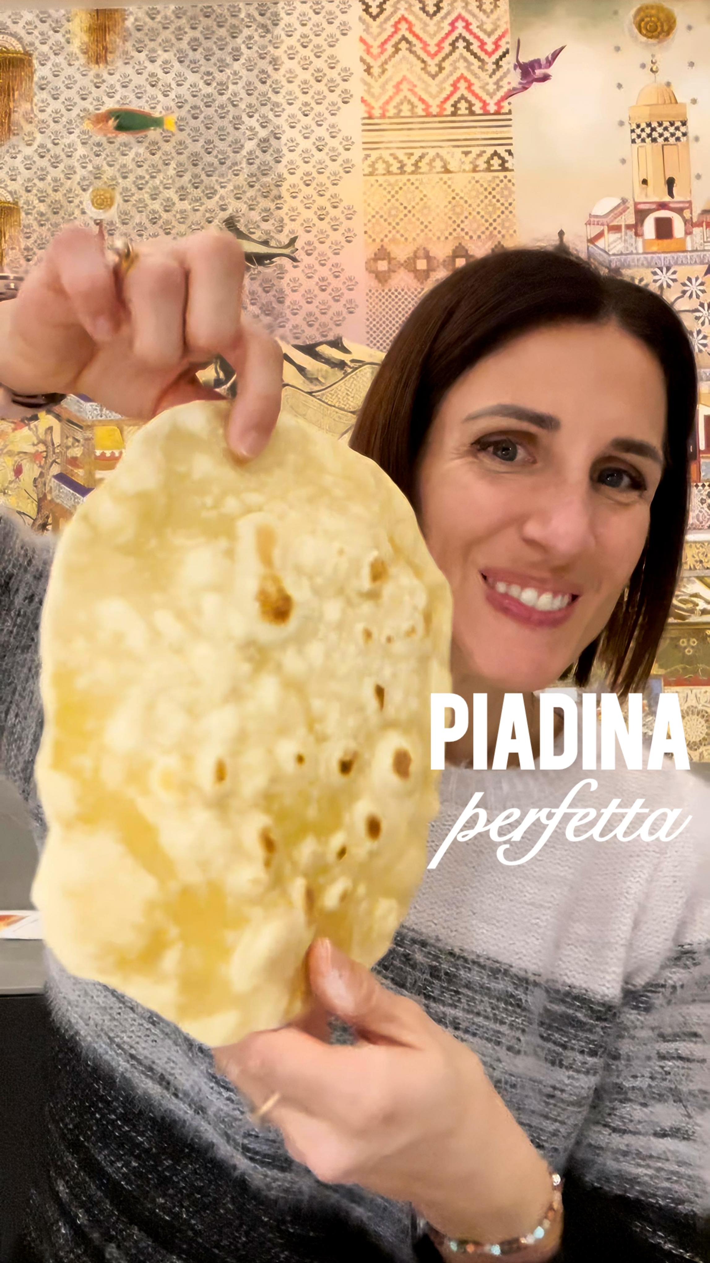 ✨ La ricetta perfetta per le PIADINE fatte in casa morbidissime
Se cerchi una ricetta facile ma con risultato davvero WOW, queste piadine ti conquisteranno 😍
Senza strutto, morbide e perfette anche il giorno dopo!
🥣 Ingredienti per 2 piadine
- 150 g farina
- 75–80 g acqua
- 30 g yogurt greco (o vegetale)
- 10 g olio EVO
- Un pizzico di sale
- (Facoltativo) 1 punta di bicarbonato
👩🍳 Procedimento
In una ciotola unisci farina, acqua e yogurt greco. Aggiungi il sale e infine l’olio EVO.
Impasta fino a ottenere un panetto liscio e compatto.
Copri con un canovaccio e lascia riposare almeno 40 minuti (meglio 60) ⏳
Dividi l’impasto in 2 parti. Stendi prima con le mani e poi con il mattarello fino a circa 2-3 mm di spessore (più sottili o più morbide, scegli tu 😉).
Scalda molto bene una padella antiaderente e cuoci le piadine 2-3 minuti per lato 🔥
Girale anche più volte: resteranno ancora più morbide!
Vedrai formarsi le bolle e gonfiarsi… è il segnale perfetto (non farle bruciare 😉)
🥙 Farciscile come vuoi: salate o dolci, sono sempre irresistibili!
💡 Tip salva-cena: preparale in anticipo e scaldale al momento… resteranno morbide e buonissime!
👇 Tu come la farciresti? Scrivimelo nei commenti!
#valigiainfarinata #piadinefatteincasa #ricetteveloci #ricettafacileevelοce #cucinaitaliana piadine fatte in casa morbide, ricetta piadina veloce, piadina senza strutto soffice, impasto piadina yogurt greco, piadina elastica fatta in casa, ricette facili veloci, ricette salva cena, piadine morbide perfette
