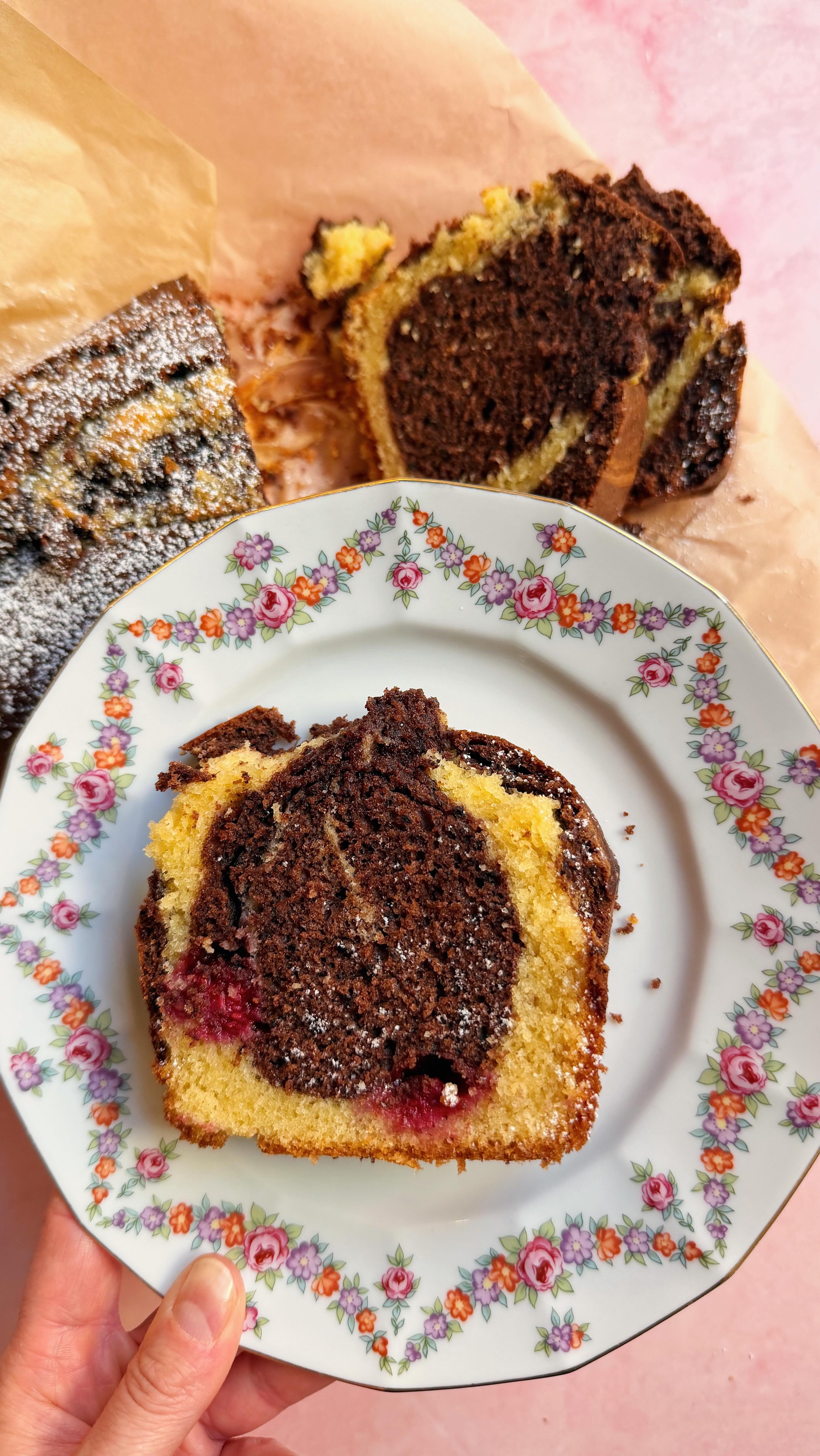 Marmorkuchen mit Beeren
Manchmal sind die einfachen Rezepte einfach die besten 🤍
Dieser Marmorkuchen mit Himbeeren ist super saftig, schnell gemacht und perfekt für den Frühling 🌸
Die Kombi aus Vanille- & Schokoteig zusammen mit den fruchtigen Beeren ist für mich einfach perfekt ☺️
✨ Zutaten:
200 g Margarine
170g Zucker + 1 Prise Salz + 1 Pck. Vanillinzucker
4 Eier
275 g Mehl + 2 TL Backpulver
70–75 ml Milch
👉 Für den Marmor-Effekt:
3 EL Backkakao + 1 EL Zucker + 2 EL Milch
👉 Extra:
Himbeeren (frisch oder TK)
Puderzucker
🧁 Zubereitung:
Alle Zutaten zu einem glatten Teig verrühren.
Einen Teil mit Kakao vermischen und marmorieren.
Beeren vorsichtig unterheben oder darauf geben.
Im vorgeheizten Ofen bei 180 °C Ober-/Unterhitze (160 °C Umluft) ca. 60 Minuten backen. Nach der Hälfte der Zeit einmal oben leicht einschneiden, damit er noch besser aufgeht.
Zum Schluss mit Puderzucker bestreuen ✨
💬 Klassiker Rezepte? Absolut oder eher nicht so?
#rezept #backen #marmorkuchen