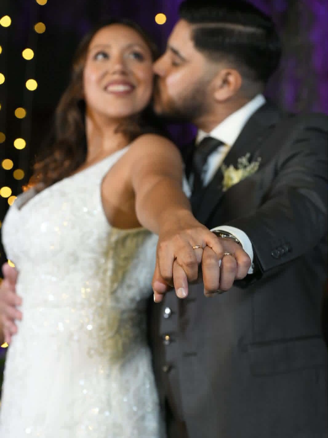 ♥️Loreley & Sebastián♥️
Loreley y Sebastán eligieron sellar su historia con nuestras alianzas Atlanta, un diseño que ahora guarda un significado aún más profundo.
En el interior de cada alianza grabaron el nombre de su hijo Benji, llevando para siempre en sus manos el amor que los une como pareja y como familia.♥️
Porque cada alianza no solo representa una promesa entre dos personas, sino también la historia, los sueños y los lazos que construyen juntos.
Gracias por permitirnos ser parte de un momento tan único y tan lleno de amor. ✨💛
SIMONIAN® Alianzas
#boda #casamiento #alianzas #amor #simonianalianzas