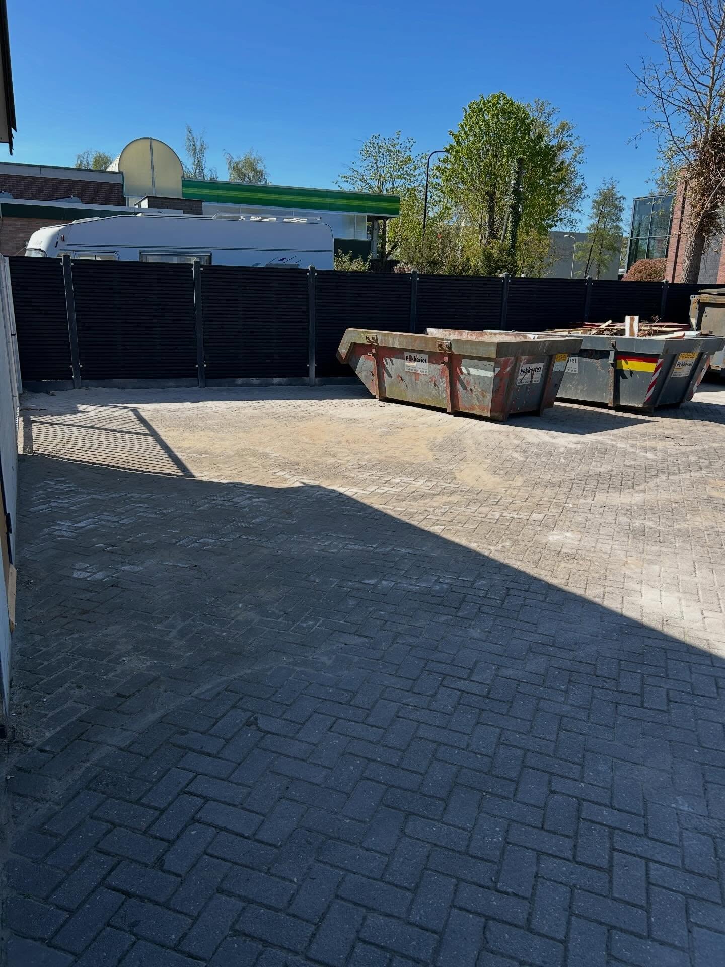 Bij onze werkplaats hebben wij een kleine aanpassing gedaan💪🏻 de erfscheiding met de buren is voorzien van een strakke schutting, net even wat meer ruimte en een nettere uitstraling👌
Check de 📷 !!