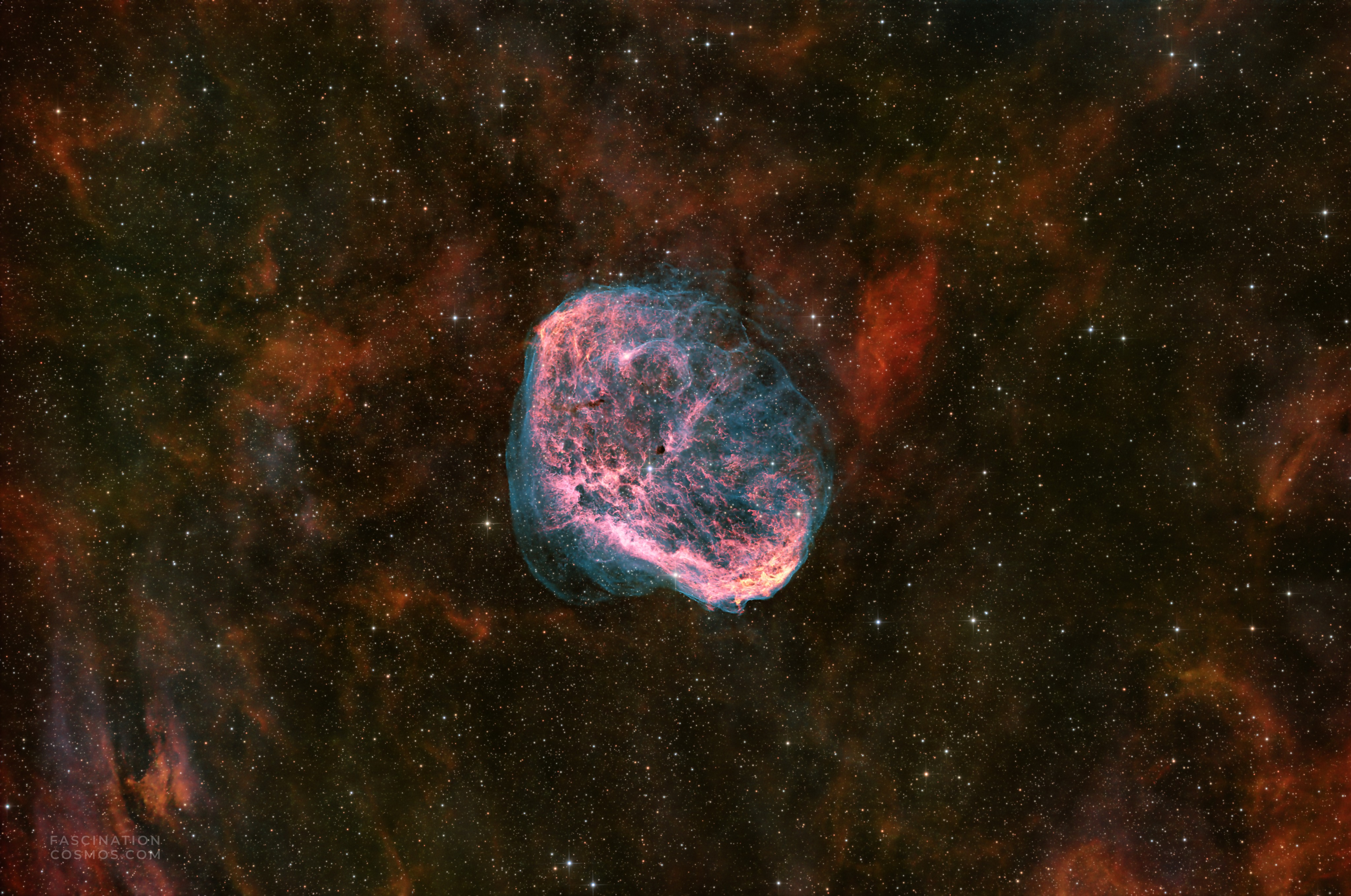 Mondsichelnebel, Crescentnebula (NGC6888)
WR 136, ein Wolf-Rayet-Stern am Ende seiner Lebenszeit. Er leuchtet rund 600.000-mal heller als unsere Sonne. Die Phase als Roter Riese hat dieser kosmische Gigant bereits hinter sich – er hat seine gewaltige Außenhülle längst abgestoßen, sodass nun sein extrem heißer Kern freiliegt. Es ist der Beginn eines mehrere hunderttausend Jahre dauernden Sterbeprozesses, der in einer gewaltigen Supernova enden wird.
Die ehemals abgestoßenen Sternenmassen werden von WR 136 ionisiert und durch seine bis zu 1.700 km/s schnellen Sternwinde zu einer spektakulären Hülle geformt, die an eine Mondsichel erinnert: der Crescent-Nebel (NGC 6888).
Um das schwache Leuchten des roten, ionisierten Wasserstoffs – aus dem einst wieder neue Sterne entstehen werden – und des blauen, ionisierten Sauerstoffs auf den Chip meiner Kamera zu bannen, musste ich unzählige Einzelaufnahmen von jeweils 10 Minuten Belichtungszeit sammeln. Es sind Lichtstrahlen, die sich bereits vor rund 4.700 Jahren – zur Zeit der ägyptischen Pharaonen – auf den Weg zu uns machten.
Aufgenommen in meiner Gartensternwarte mit dem Lacerta Newton 12", 1200mm, f/4, QHY268M Monokamera mit 7 Filtern, QHY OAG-Nachführung mit ASI-174MM, SestoSenso2-Fokusser, auf Celestron CGX montiert. 22 Schmalbandaufnahmen zu je 600s, 26LRGB Aufnahmen mit je 120s, in Summe 4,5 Stunden Aufnahmezeit. Mit Astro Pixel Prozessor, Pixinsight, Adobe PhotoShop verarbeitet.
Bitte gerne meine Post weiterleiten ! Jedwede andere Art von Kopien oder Nutzung nur mit ausdrücklicher Erlaubnis des Copyright Inhabers. Bestellung von Bildern und Accessoires gerne unter https://www.fascinationcosmos.com/ oder per Nachricht an mich.
#fascinationcosmos #faszinationkosmos #franzrettenbacher #astrophotography #astrofotografie #astrophoto #astrofoto #deepsky #amateurastrophotography #qhy268m #CelestronCGX #Lacerta1200 #NGC6888 #Wr136 #Mondsichelnebel #crescentnebula