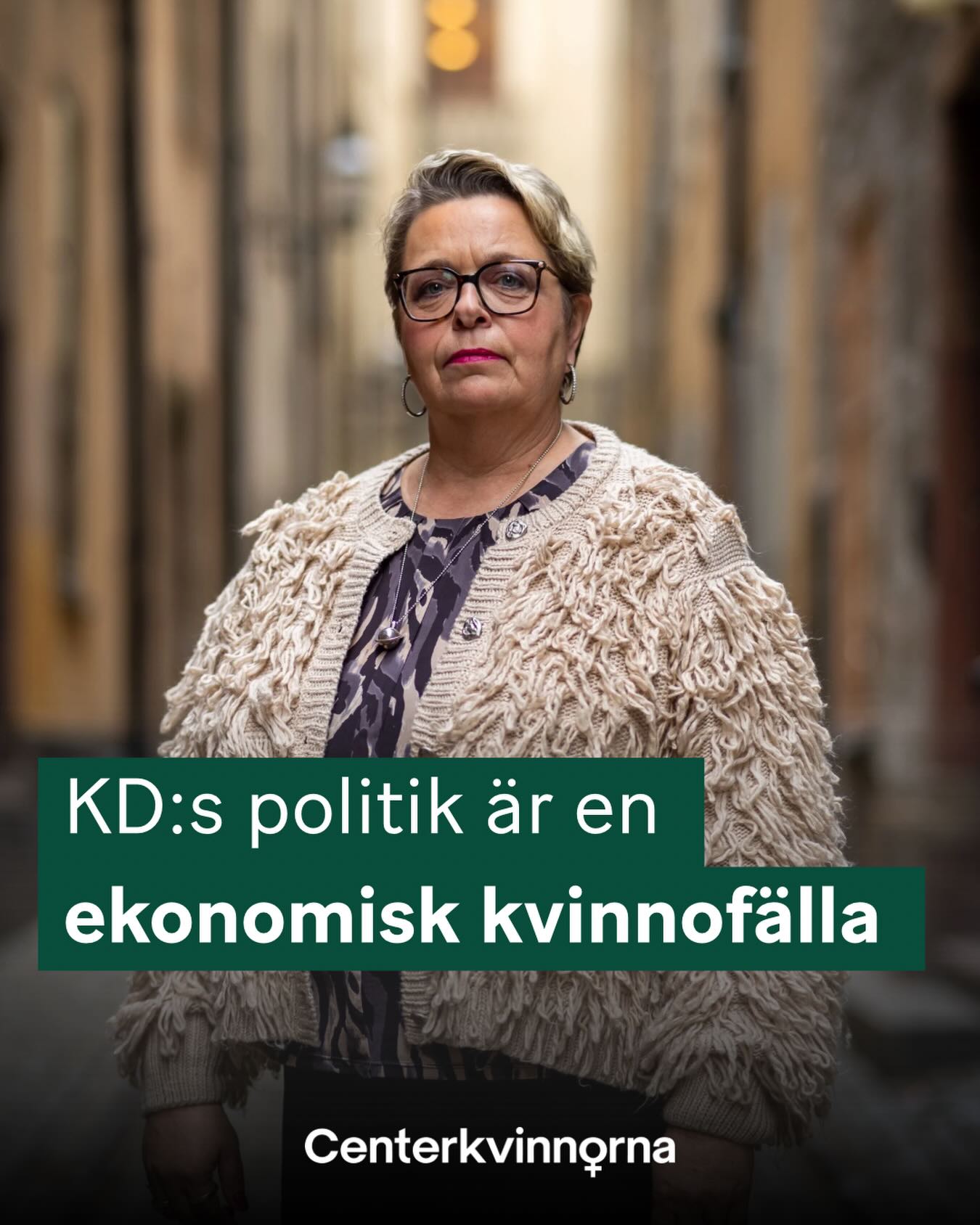 Kristdemokraterna och Ebba Busch vill slopa de öronmärkta ”pappadagarna” i föräldraförsäkringen.
De kallar det ”familjens fria val”, men i praktiken är det ett drastiskt steg bakåt för svensk jämställdhet. Att montera ner det verktyg som varit mest effektivt för att ge barn rätt till båda sina föräldrar är att backa in i ett husmodersideal som hör hemma på 1950-talet.
Skattepengar ska inte subventionera ojämställdhet. Dagens systemfel är tydliga:
- Kvinnor tar fortfarande ut ca 70% av föräldradagarna innan barnet fyllt två år.
- Detta skapar ett ”spargap” och leder till att kvinnors pension idag endast motsvarar 69 procent av männens.
- Risken för sjukskrivning i psykisk ohälsa är 30 procent högre för kvinnor, ofta på grund av det dubbelarbete som etableras under föräldraledigheten.
Vi väljer en annan väg: En tredelad föräldraförsäkring.
Centerkvinnorna och Centerpartiet vill se en modern reform som säkrar kvinnors ekonomiska frihet utan att offra flexibiliteten:
1. En del reserveras för den ena vårdnadshavaren.
2. En del reserveras för den andra vårdnadshavaren. Vi vill öronmärka ytterligare två månader till respektive part för att ge en tydlig signal om delat ansvar.
3. En tredje del som familjen förfogar över fritt. Denna ska även kunna överlåtas till andra viktiga vuxna i barnets liv.
Jämställdhet är inte en sidofråga – det är en förutsättning för individens frihet. Inget barn ska berövas rätten till en närvarande pappa, och ingen kvinna ska tvingas offra sin hälsa och framtida trygghet för att systemet uppmuntrar till ojämställdhet.
Det är dags att sluta lappa och laga. Vi behöver en politik som bygger ett jämställt samhälle på riktigt.
Sverige kan mer.