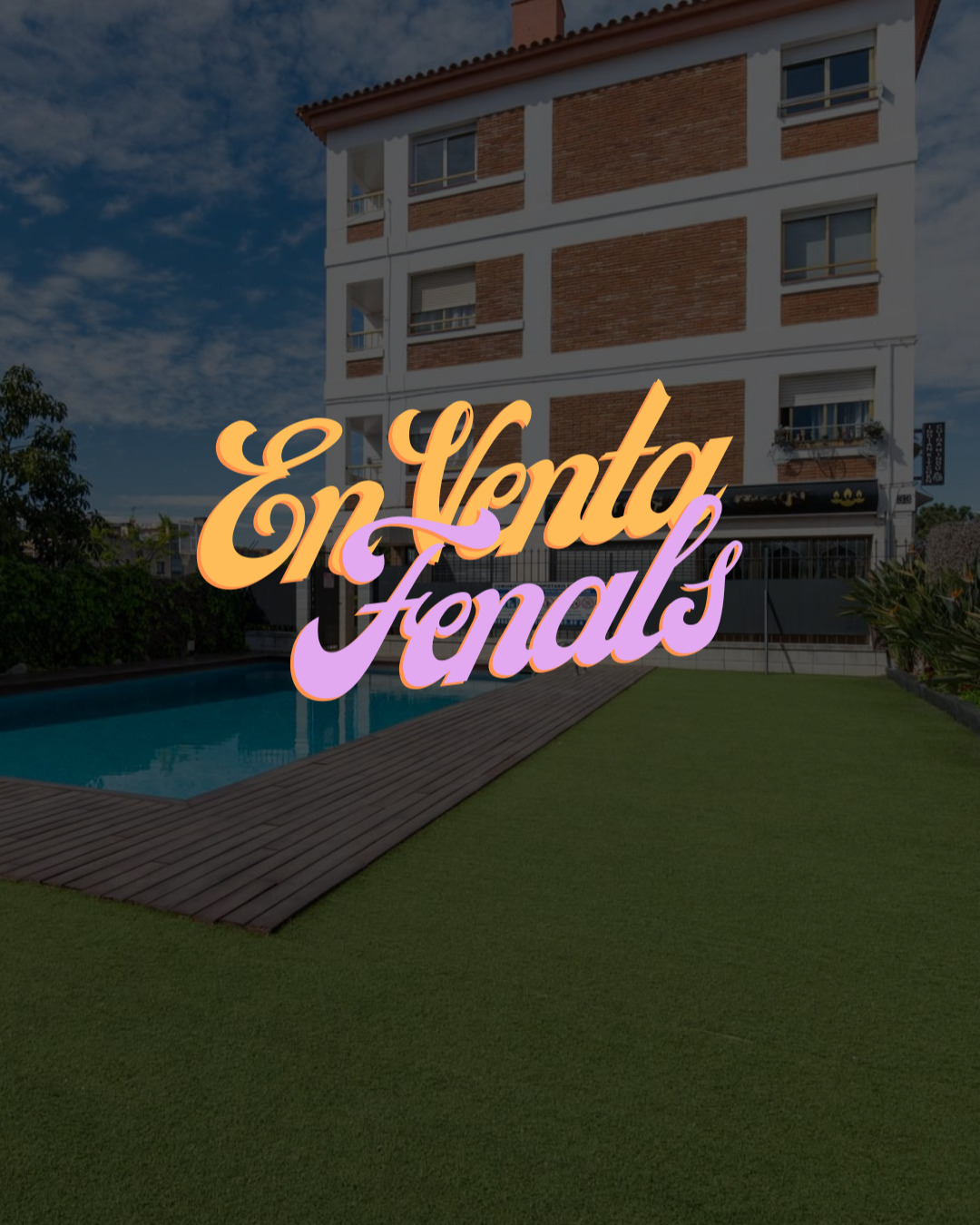 🏡 Apartamento EN VENTA con balcón y piscina en Fenals – Lloret de Mar 🌊☀️
.
📐 38 m² construidos
🛏 1 habitación
🛁 1 baño
🌞 Balcón
🍳 Cocina tipo kitchenette
🏊 Piscina comunitaria
📍 Fenals – Lloret de Mar
💶 145.000 €
🏷Ref. SRE137
🧰 N.º AICAT 11842 | N.º API 13707
📸 Algunas imágenes han sido mejoradas con Home Staging virtual 🤖
📍 Ubicado en Fenals, una de las zonas más valoradas y tranquilas de Lloret de Mar, a pocos minutos caminando del mar.
📌 Puntos de interés cercanos:
🏖️ 600–700 m – Playa de Fenals
🌊 1,3 km – Playa de Lloret centro
🌿 900 m – Jardines de Santa Clotilde
🛒 300 m – Supermercados y comercios
🍽️ Restaurantes y cafeterías a pocos pasos
🚌 Conexión rápida con Girona y Barcelona
💎 Vivir en Fenals:
Una zona residencial tranquila, rodeada de naturaleza y muy próxima al mar. Ideal tanto como segunda residencia en la Costa Brava como inversión con alta demanda de alquiler.
🌟 Características y estilo de vida:
📍 Ubicación: Costa Brava – zona Fenals
🏖️ Ambiente: residencial, cómodo y relajado
🚶♀️ Actividades: playa, paseos, calas y senderismo litoral
🌿 Entorno natural privilegiado
🏊 Comunidad con piscina para disfrutar todo el verano
💚 Pros:
✅ A pocos minutos caminando de la playa
✅ Zona muy demandada
✅ Piscina comunitaria
✅ Perfecto como segunda residencia
👨👩👧👦 Ideal para:
🏡 Segunda residencia junto al mar
💼 Inversores en Costa Brava
🌅 Quienes buscan un apartamento práctico cerca de la playa
✨ Fenals: equilibrio perfecto entre tranquilidad, mar y calidad de vida. 🌊🌿
#Fenals #LloretDeMar #CostaBrava #ApartamentoEnVenta #SegundaResidencia #InversionInmobiliaria #VivirJuntoAlMar #SignatureRealEstate
.
Información legal (Art. 20.1 TRLDCU): El precio del inmueble se incrementará en los siguientes importes a cargo del comprador:
· Impuestos: ITP del 10% sobre el precio de compra final.
· Gastos de Notaría y Registro: Coste estimado de 700 € para notaría y 500 € para registro.
· Financiación: En caso de precisar financiación bancaria, los gastos adicionales deberán consensuarse con la entidad financiera.
· Nota: Para el cálculo del precio final definitivo, rogamos contacten para emitir una oferta personalizada.