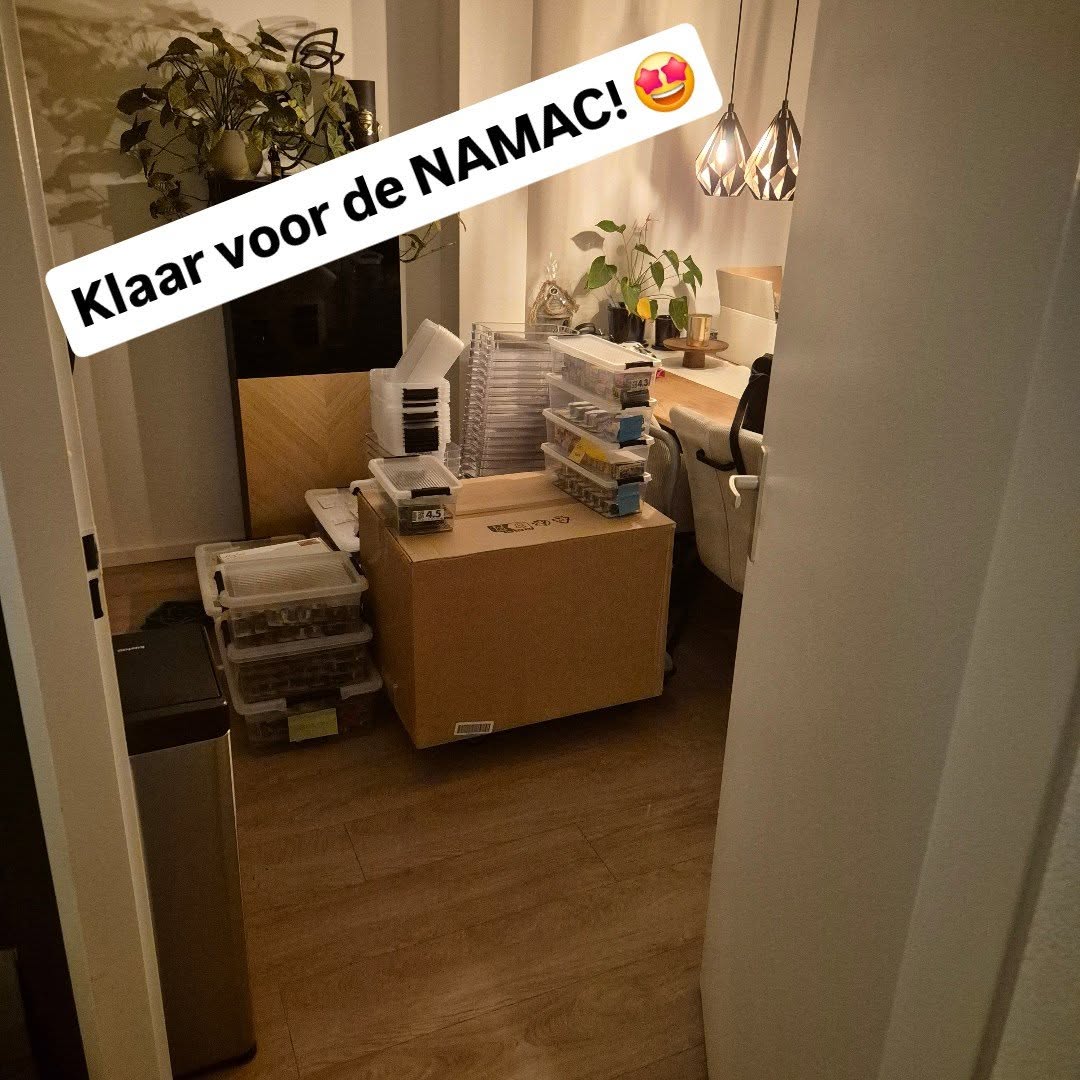 We zijn er weer helemaal klaar voor! 🤩
De 2e NAMAC van het jaar is morgen 25 april, en we hebben weer super veel modelauto’s mee! Dus ben je fan van Hot Wheels, KK-Scale, Bburago en nog veel meer andere modelauto’s? Kom dan zeker even bij onze tafels langs.
Wij hebben tafelnummer 201-202 - half 3 - rijnummer E.
Ben jij er ook bij?! Tot snel! 👋
#modelauto #diecast #hotwheels #diecastcollector #NAMAC