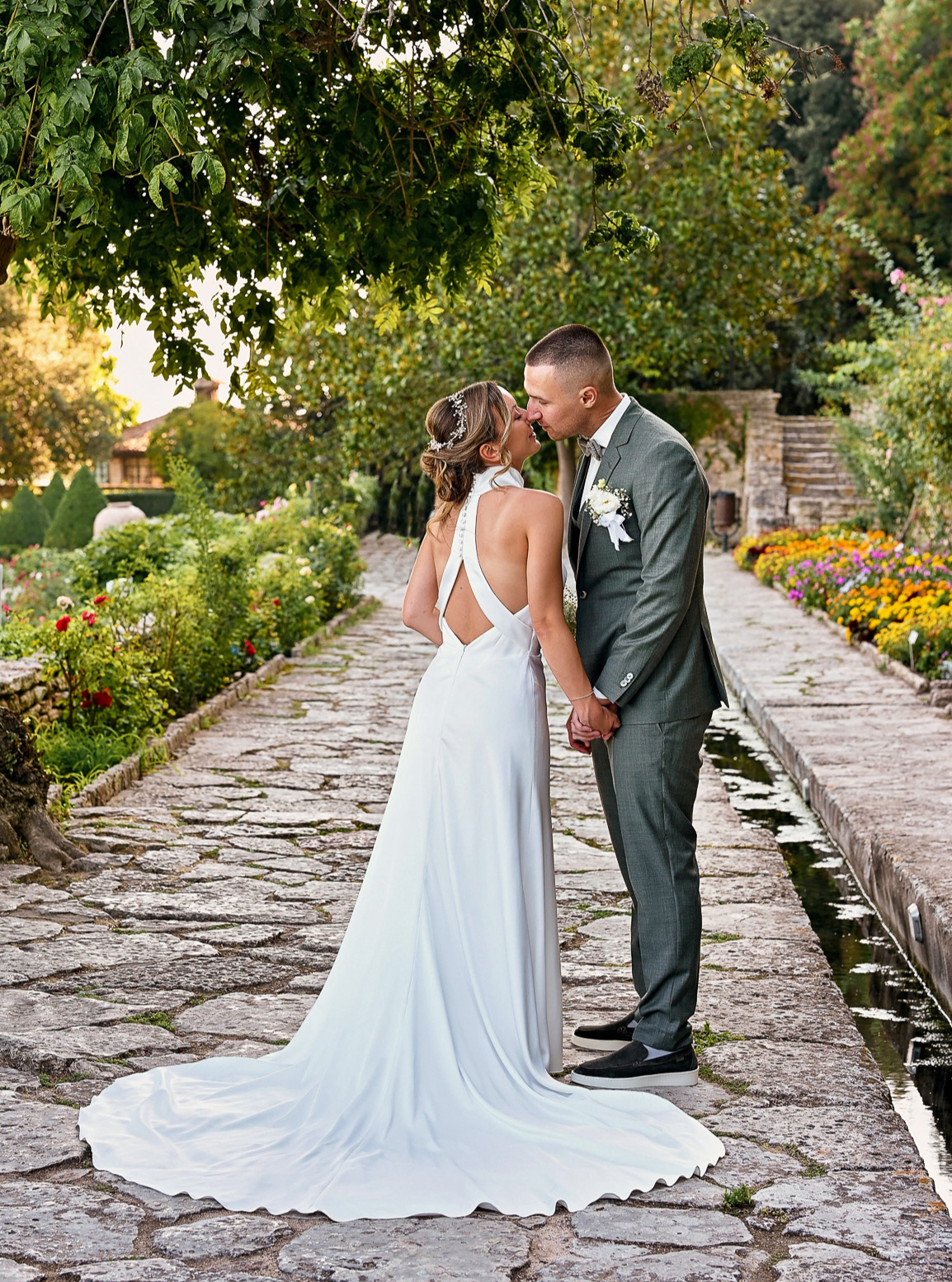 Понякога има сватби, които не просто снимаш… а преживяваш с цялото си сърце. 🤍
Тази беше точно такава – на брега на морето, с онзи лек морски вятър, който разпилява косите и носи усещане за свобода, с топлина в погледите и истински, неподправени емоции.
Една от най-красивите и любими сватби, които съм имала честта да заснема. Не заради декора или мястото, а заради хората – заради тяхната близост, нежност и начина, по който се гледат. ✨
Благодаря ви, че ми се доверихте да разкажа вашата история. 📸
#сватбенфотограф #сватба #любов #морскасватба #weddingphotography #love #weddingday #emotions