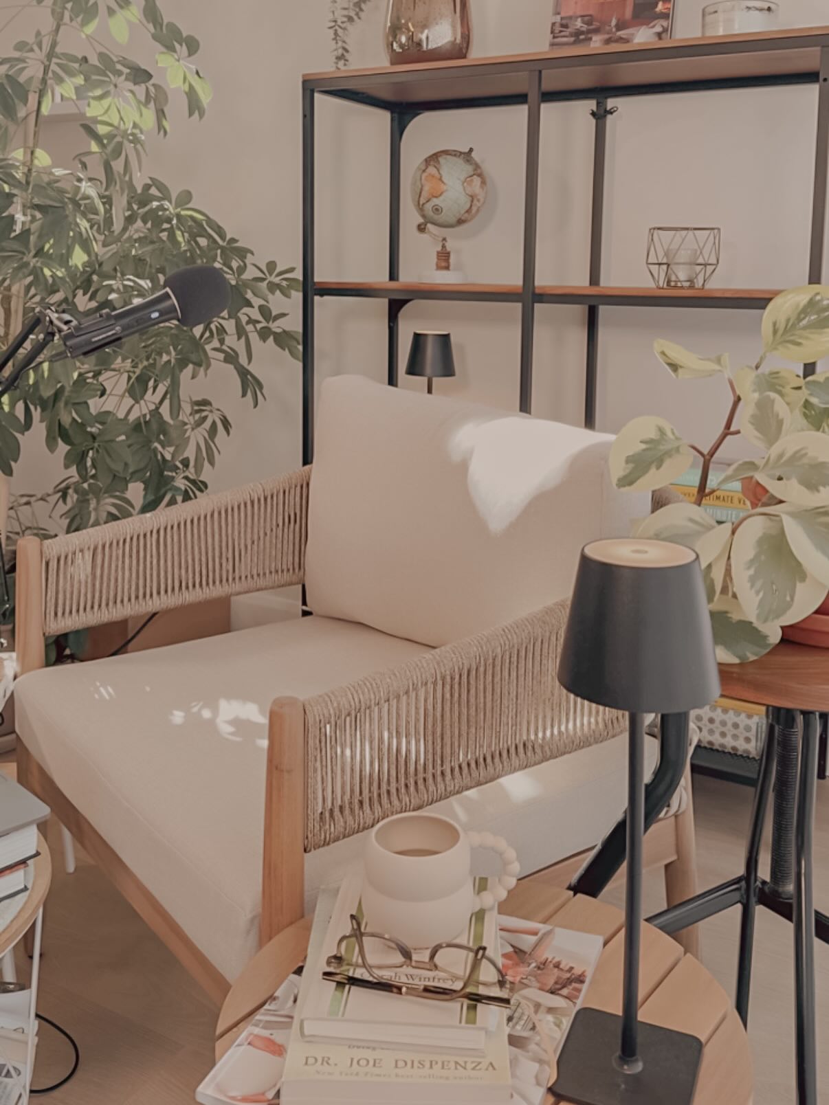 Je trouve que mon set-up fait très Oprah ✨🎤… trouvez-vous aussi 😂 (j’espère, haha). Sérieusement, j’ai eu beaucoup de plaisir à enregistrer des épisodes vidéos hier et de transformer ma salle à dîner en studio d’un jour.
Lorsque mon amoureux et moi avons décidé qu’il se joigne à La Planificatrice, un des plans était justement qu’il m’assiste davantage dans mon podcast afin de l’amener à un autre niveau. Ces images sont donc le début de quelque chose qui continuera de se peaufiner jusqu’à l’automne. Restez à l’affût ;-).
Entre temps, j’ai envie de vous entendre 💫!
Quels sujets/thèmes aimeriez-vous que je développe davantage sur le Podcast 168 heures au cours des prochains mois? Ou sinon, quels sont été vos épisodes récents préférés que vous aimeriez que je creuse davantage?
Écrivez-moi vos réponses en commentaires 🤍!
Merci infiniment et comme toujours, j’ai hâte de vous lire!
Émilie xo