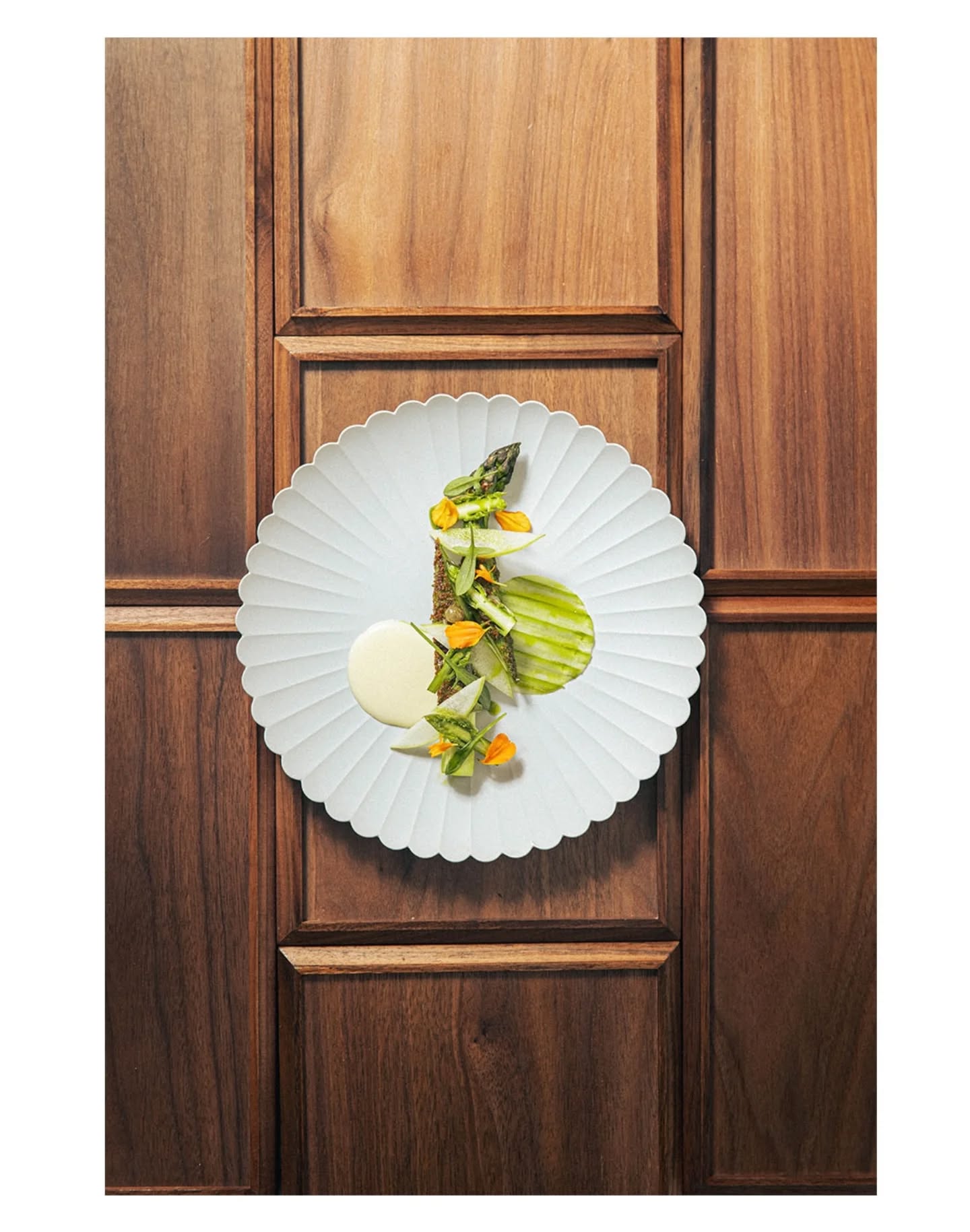 LE PRINTEMPS DANS L'ASSIETTE 🫛🍓
Parce que les cucurbitacées c'est bieng mais les asperges c'est mieux ! Pas vrai @venusdemilou ?
#onveutunemojiasperge
@amaliarestaurant.paris
@cecilia.spurio
@eugenioanfuso
@agenceneroli
@michelinguide