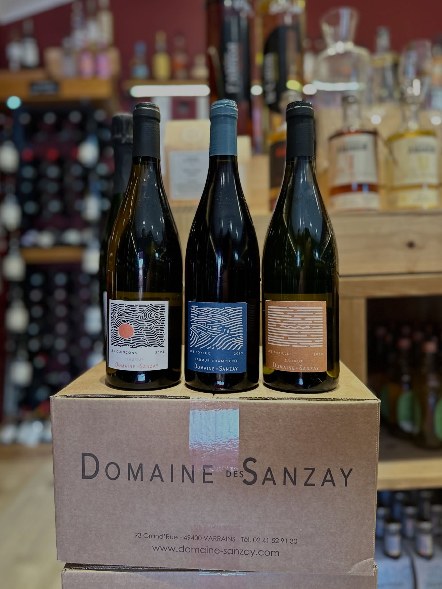 Et biiiiiim !!!!
Nouveau domaine @lapauleecannes !
On part à Varrains dans le Saumurois au domaine des Sanzay.
Domaine chaudement recommandé par un ami et que j’ai pu rencontrer @millesime_bio cette année.
Les blancs sont frais, vif et complexe, les rouges croquants juteux et purs.
Sur mon carnet de dégustation, il y a plein de "wow" de "y’a de la vie la dedans"
Alors vous avez compris l’idée.
À goûter à toute vitesse d’autant qu’on est sur des prix tout doux !
Nan bien, vraiment !
On a parlé des bulles ?
Alors la aussi on adore. Le tranchant et la finesse des 400 et la gourmandise du petnat osez.
Miam
#cestpasunpeufinicebordel
#pepites #chenin
#marcheforville #cannes
L’abus d’alcool est dangereux pour la santé, à consommer avec modération.