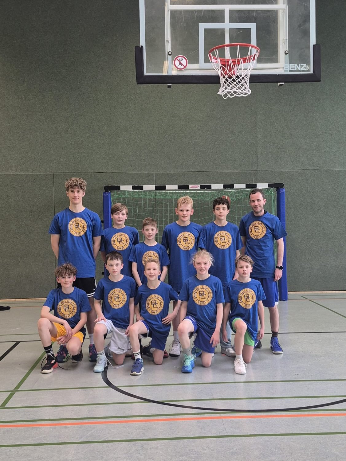 🏀 Erinnerung: Final Four steht vor der Tür! 🏀
Am 25.04. und 26.04. ist es soweit – unsere U12-Basketballmannschaft kämpft beim Final Four um den Sieg! 💪🔥
Wir haben euch bereits eingeladen, aber jetzt heißt es: Termin vormerken und dabei sein!
Kommt vorbei, unterstützt unser Team lautstark und sorgt für eine großartige Atmosphäre in der Halle! 🙌
📅 25. & 26. April
📍 Conrad von Soest Gymnasium
⏰ von 11:00 - 15:00 Uhr
Gemeinsam pushen wir unsere Jungs zum Erfolg! 🏆
Wir zählen auf euch – jede Unterstützung zählt!
#finalfour #sieg #kämpfen